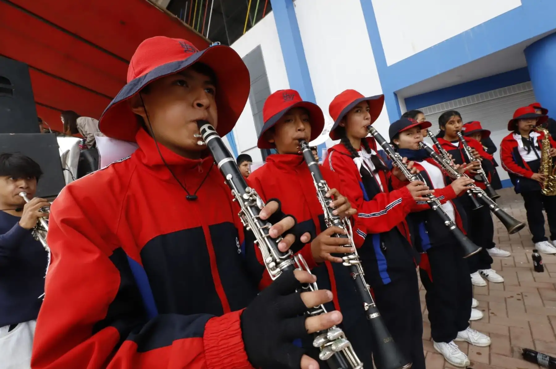 La huayligía o huaylegía es una danza de adoración al Niño Dios o Taita Niño, representada por grupos de pastoras, usualmente a cargo de jóvenes solteras, llamadas huayligías, que van elegantemente vestidas y llevan, a modo de estandartes, varas de flores, por lo general azucenas, sonajas o ramas plateadas decoradas con adornos de papel. Van acompañadas por personajes que representan a los pastores de altura, cuyo nombre más difundido es el de chuto y en algunos casos guían a la comparsa.
Foto: ANDINA/Min