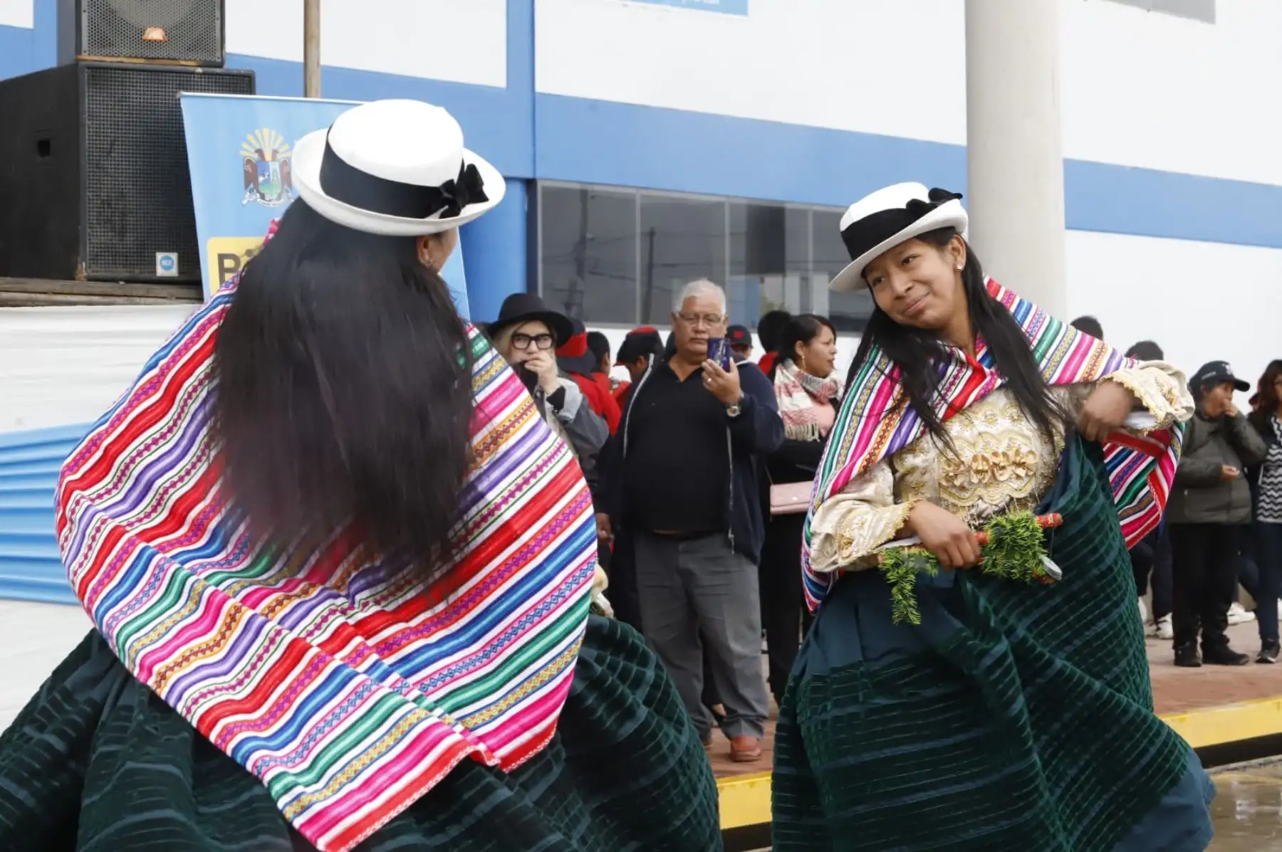 La huayligía o huaylegía es una danza de adoración al Niño Dios o Taita Niño, representada por grupos de pastoras, usualmente a cargo de jóvenes solteras, llamadas huayligías, que van elegantemente vestidas y llevan, a modo de estandartes, varas de flores, por lo general azucenas, sonajas o ramas plateadas decoradas con adornos de papel. Van acompañadas por personajes que representan a los pastores de altura, cuyo nombre más difundido es el de chuto y en algunos casos guían a la comparsa.
Foto: ANDINA/Min