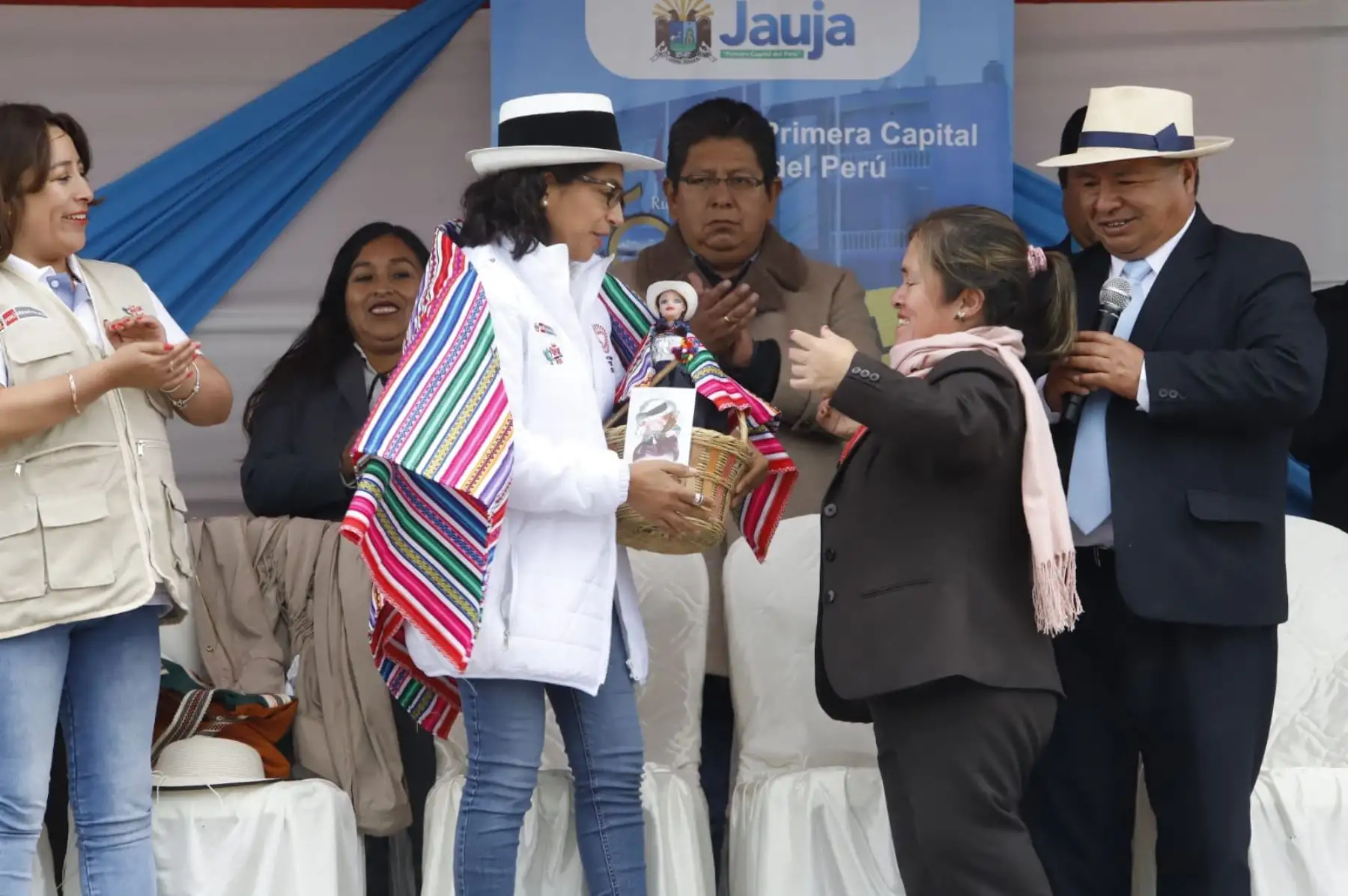 La Resolución Viceministerial N.° 000019-2024-VMPCIC/MC, que declara oficialmente Patrimonio Cultural de la Nación a la danza, añade que aunque es una representación de la adoración del Niño Dios por los pastores, siguiendo el argumento bíblico, la danza también es interpretada como una forma de agradecimiento a Dios por los productos del año y como forma de garantizar una buena producción para el año entrante.
Foto: ANDINA/Mincul