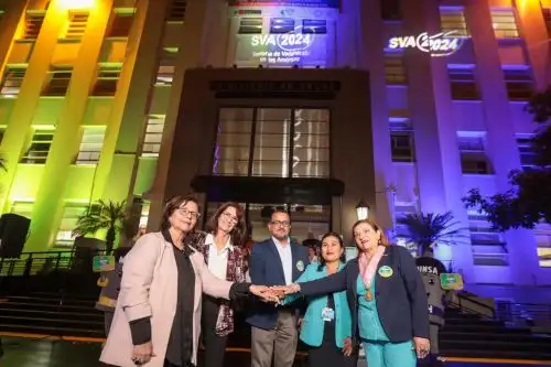 Para concientizar a la ciudadanía sobre la importancia de completar el esquema regular de vacunación, el Minsa se iluminó de fucsia, celeste, verde y amarillo. Foto: ANDINA/Difusión