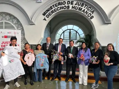 Ministro de Justicia, Eduardo Arana, firma convenio para promover el empleo y el emprendimiento de los internos.