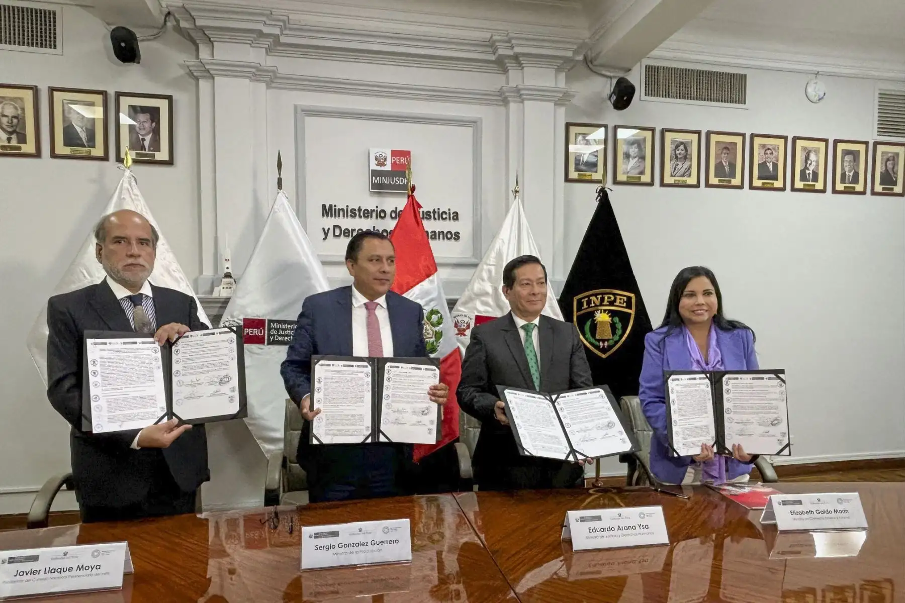 Los ministerios de Justicia y Derechos Humanos (MINJUSDH), de la Producción, de Comercio Exterior y Turismo, y el Instituto Nacional Penitenciario (INPE), suscribieron esta tarde un convenio de cooperación interinstitucional con el fin de promover la capacitación laboral y la generación de empleo formal en los establecimientos penitenciarios, así como la exposición y venta de productos elaborados por los internos, en los eventos, ferias o actividades afines que desarrollen dichos sectores.
Foto: ANDINA/MIN