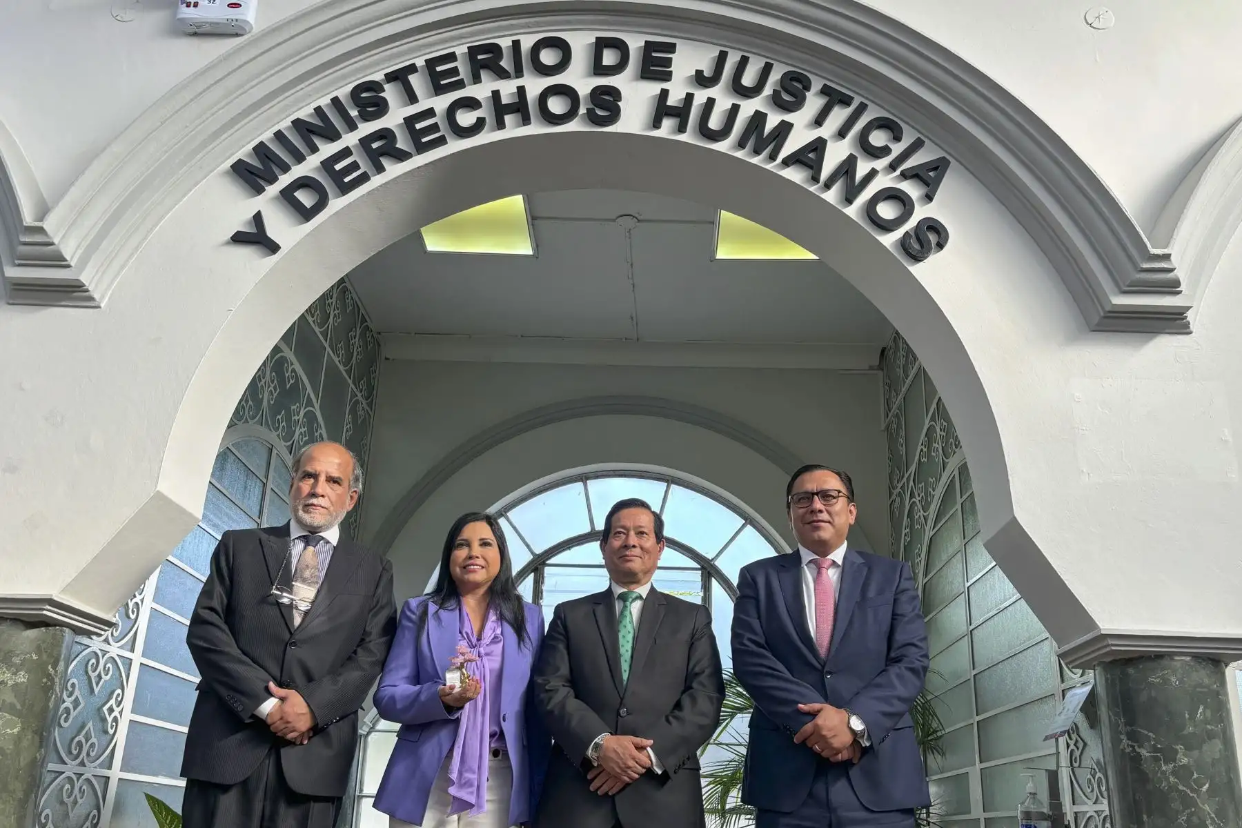 Los ministerios de Justicia y Derechos Humanos (MINJUSDH), de la Producción, de Comercio Exterior y Turismo, y el Instituto Nacional Penitenciario (INPE), suscribieron esta tarde un convenio de cooperación interinstitucional con el fin de promover la capacitación laboral y la generación de empleo formal en los establecimientos penitenciarios, así como la exposición y venta de productos elaborados por los internos, en los eventos, ferias o actividades afines que desarrollen dichos sectores.
Foto: ANDINA/MIN