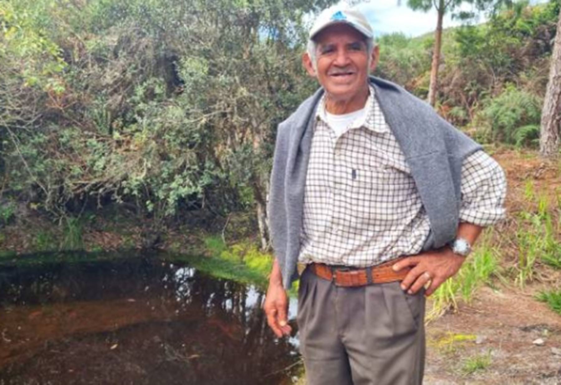 César Erbildo Collantes Narváez, un hombre de 76 años, usuario del programa social Pensión 65, quien desde hace tres décadas viene sembrando y cuidando más de 30,000 plantas de pino para dar un respiro al pulmón del mundo, su amado departamento de Amazonas.