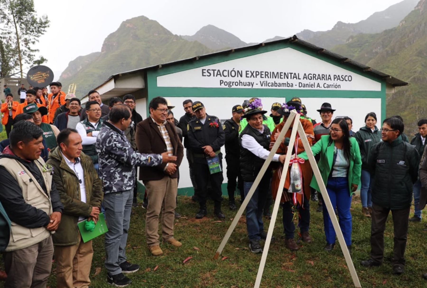 Autoridades regionales y locales de la región Pasco participaron en la inauguración de un innovador Centro Experimental Agrario en el distrito de Vilcabamba, destinado a potenciar la investigación y promover el desarrollo sostenible del sector agroindustrial en la región.