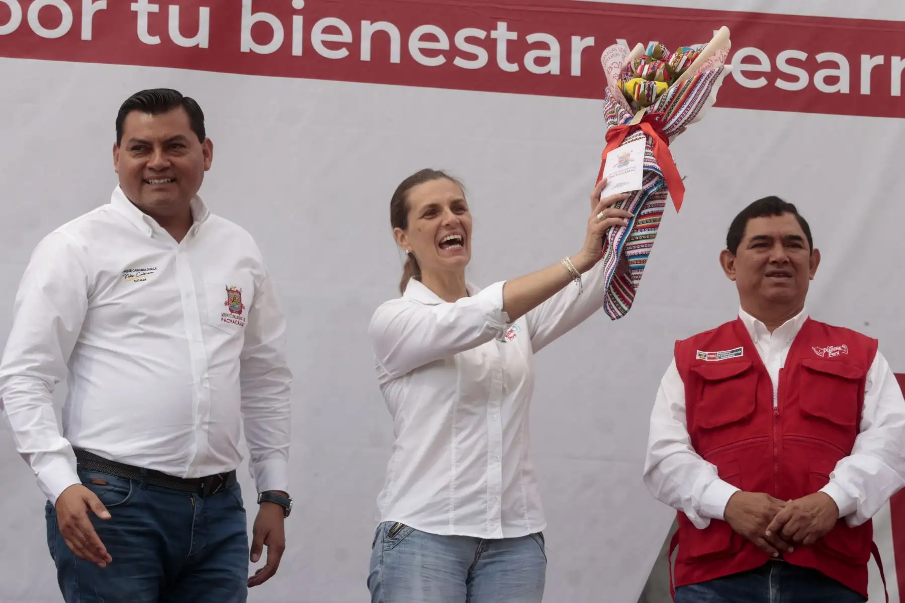 Hania Pérez de Cuéllar, ministra de Vivienda, Construcción y Saneamiento,  inaugura obra de agua potable y alcantarillado en Manchay. 
Foto: ANDINA/Vidal Tarqui