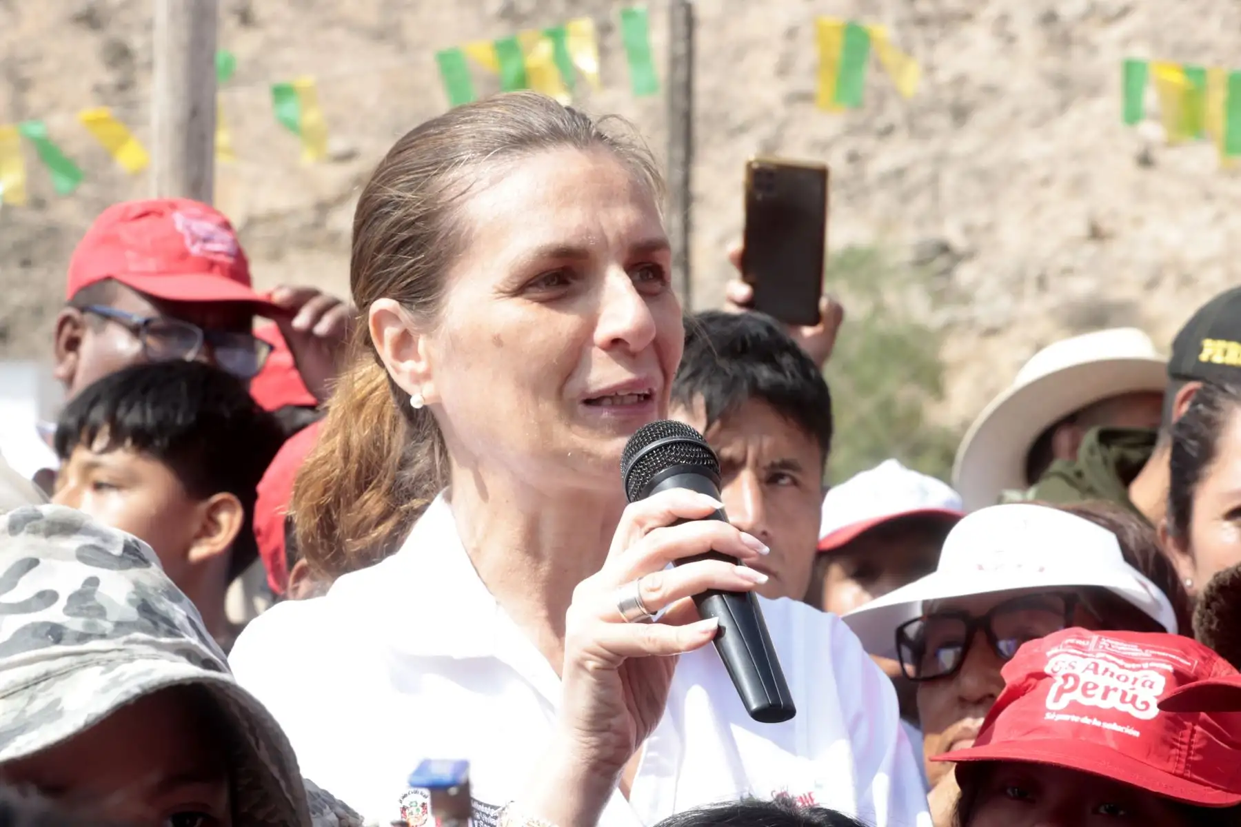Hania Pérez de Cuéllar, ministra de Vivienda, Construcción y Saneamiento,  inaugura obra de agua potable y alcantarillado en Manchay. 
Foto: ANDINA/Vidal Tarqui