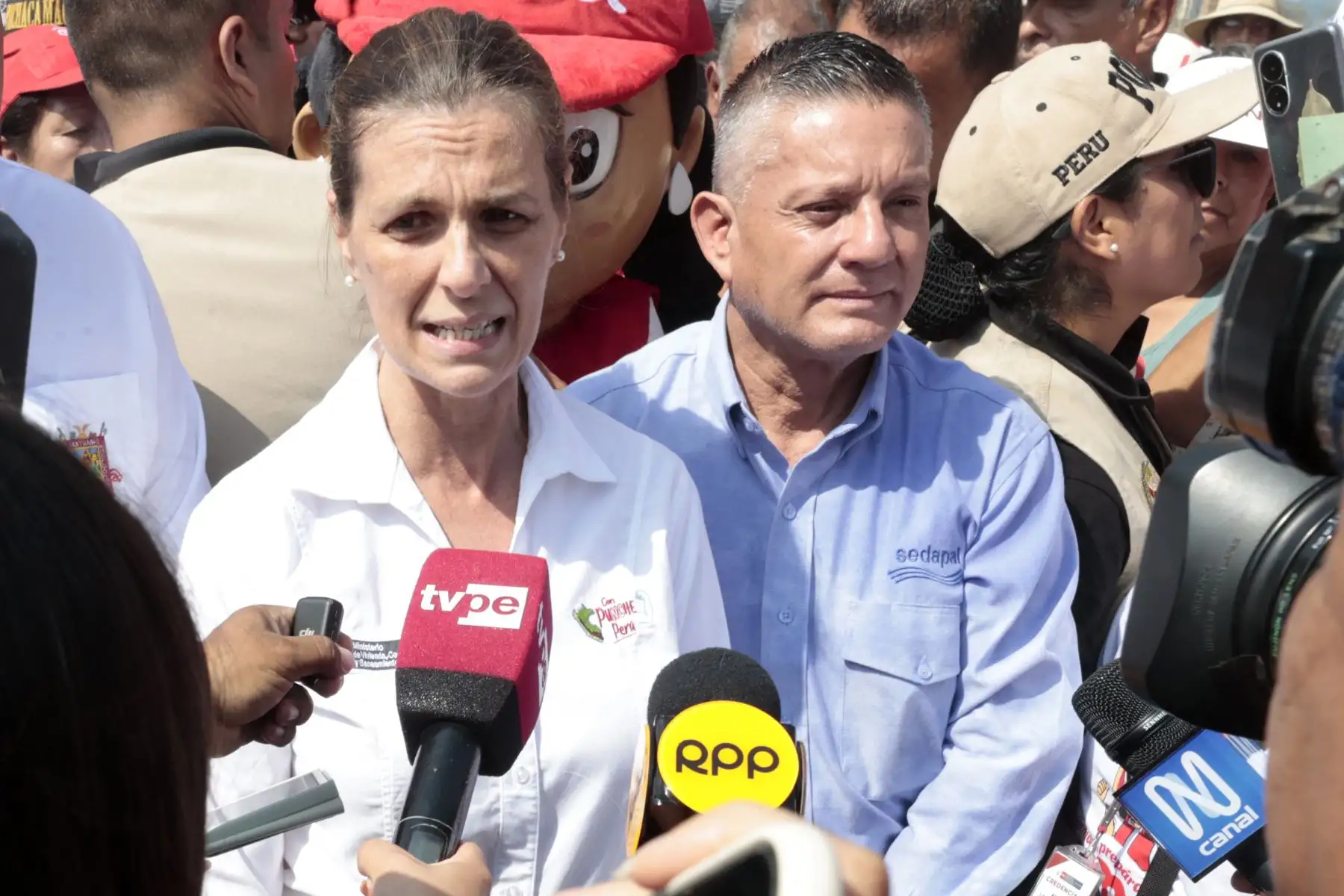 Hania Pérez de Cuéllar, ministra de Vivienda, Construcción y Saneamiento,  inaugura obra de agua potable y alcantarillado en Manchay. 
Foto: ANDINA/Vidal Tarqui