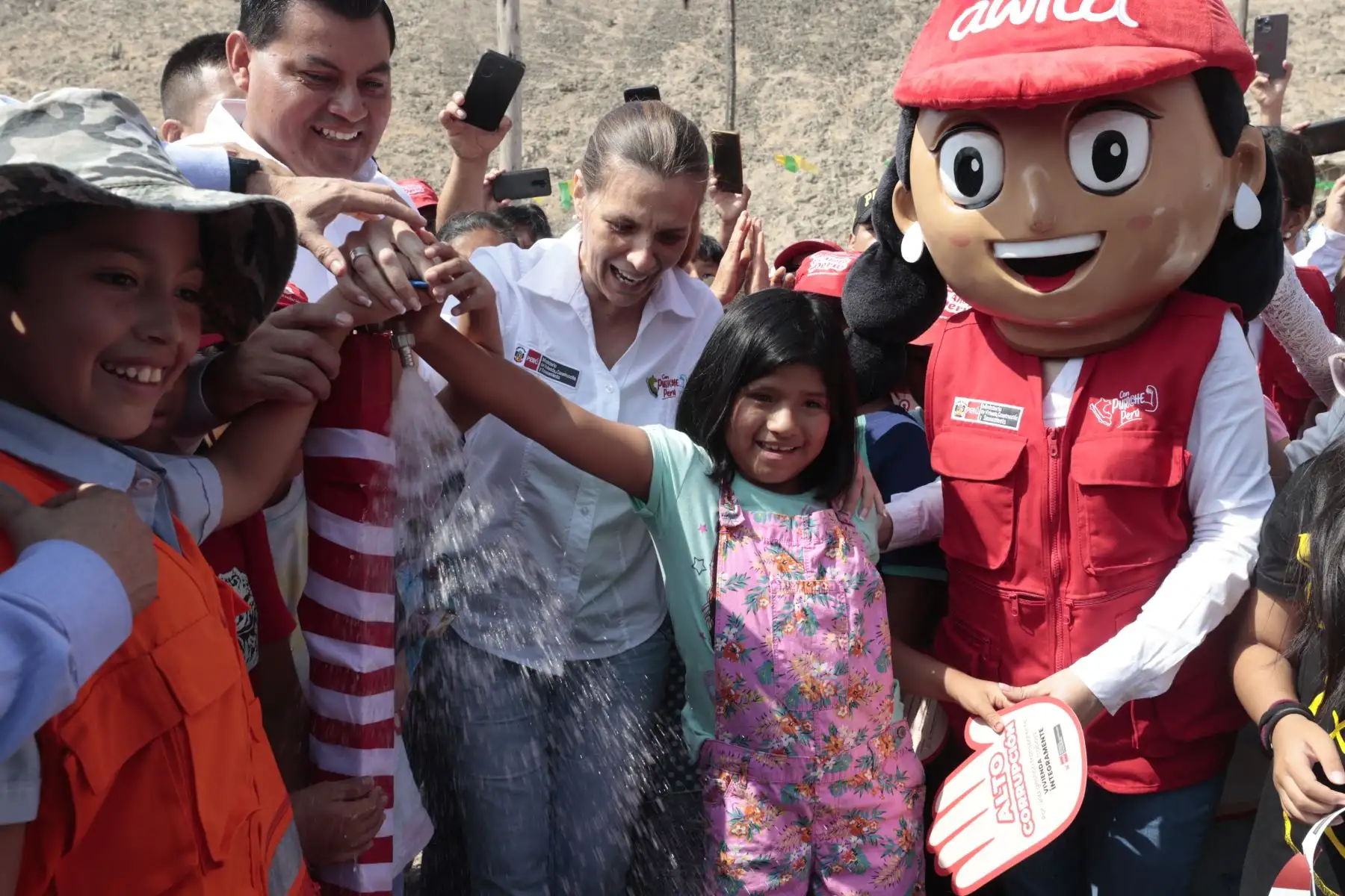 Hania Pérez de Cuéllar, ministra de Vivienda, Construcción y Saneamiento,  inaugura obra de agua potable y alcantarillado en Manchay. 
Foto: ANDINA/Vidal Tarqui