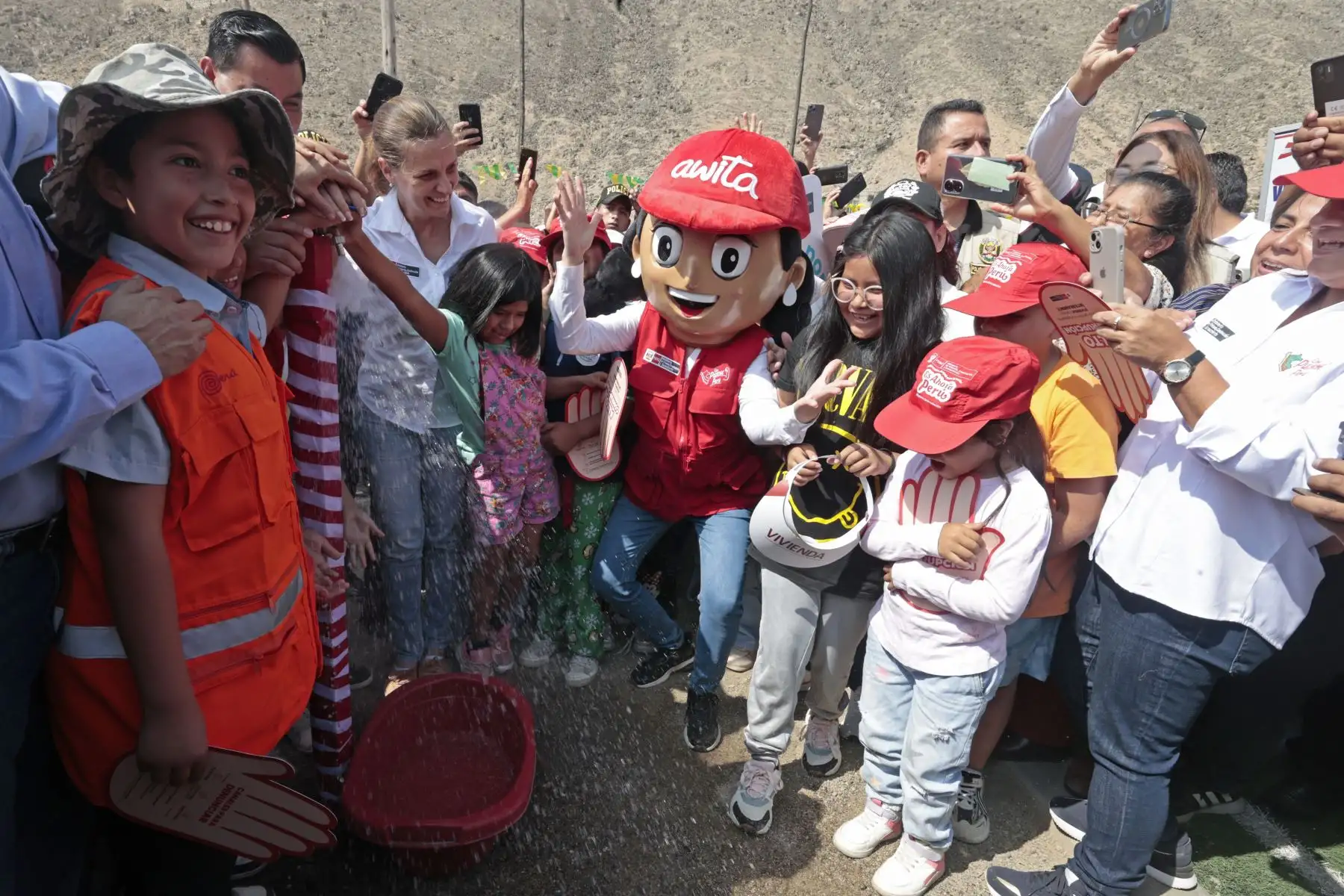 Hania Pérez de Cuéllar, ministra de Vivienda, Construcción y Saneamiento,  inaugura obra de agua potable y alcantarillado en Manchay. 
Foto: ANDINA/Vidal Tarqui