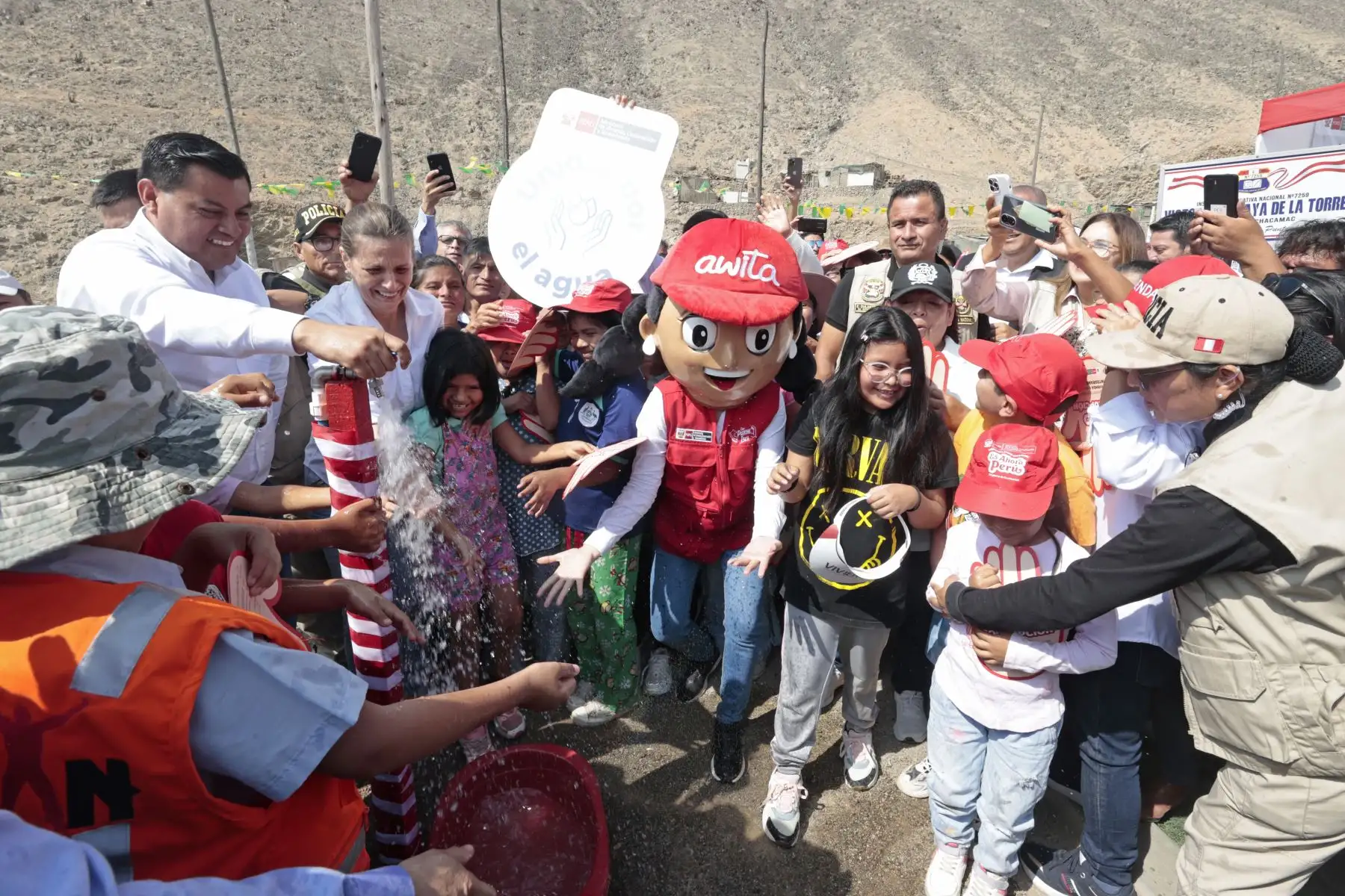 Hania Pérez de Cuéllar, ministra de Vivienda, Construcción y Saneamiento,  inaugura obra de agua potable y alcantarillado en Manchay. 
Foto: ANDINA/Vidal Tarqui