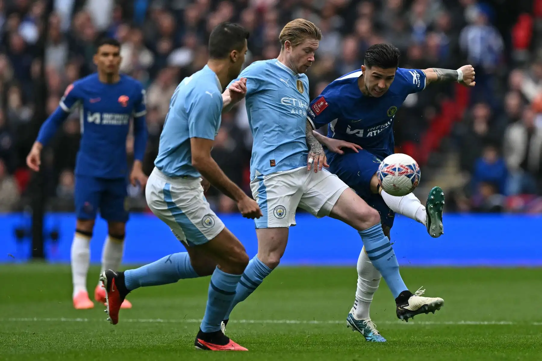 El centrocampista argentino del Chelsea  Enzo Fernández  compite con el centrocampista belga del Manchester City Kevin De Bruyne, durante el partido de fútbol semifinal de la Copa FA inglesa entre Manchester City y Chelsea. 
Foto : ANDINA/ AFP