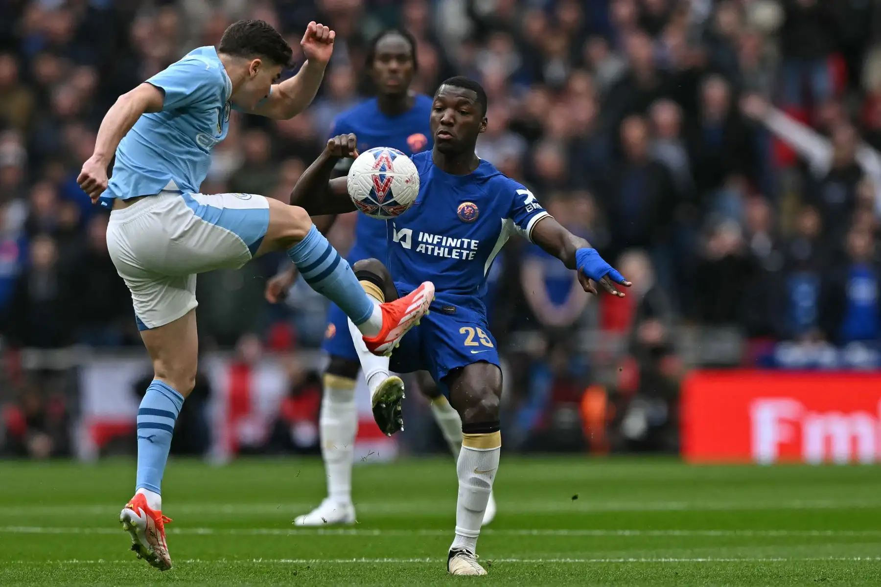 El delantero argentino del Manchester City Julián Álvarez  compite con el mediocampista ecuatoriano del Chelsea  Moisés Caicedo durante el partido de fútbol semifinal de la Copa FA inglesa entre Manchester City y Chelsea. 
Foto: ANDINA/AFP