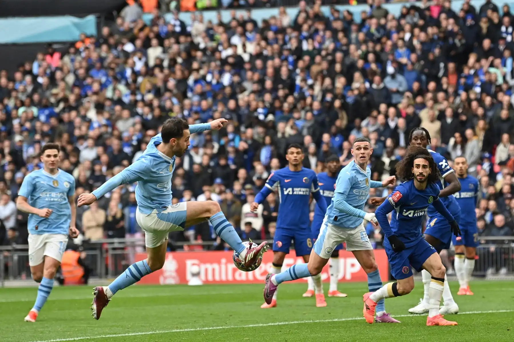 El centrocampista portugués del Manchester City Bernardo Silva  cruza el balón durante el partido de fútbol semifinal de la Copa FA inglesa entre Manchester City y Chelsea. Foto: ANDINA/AFP