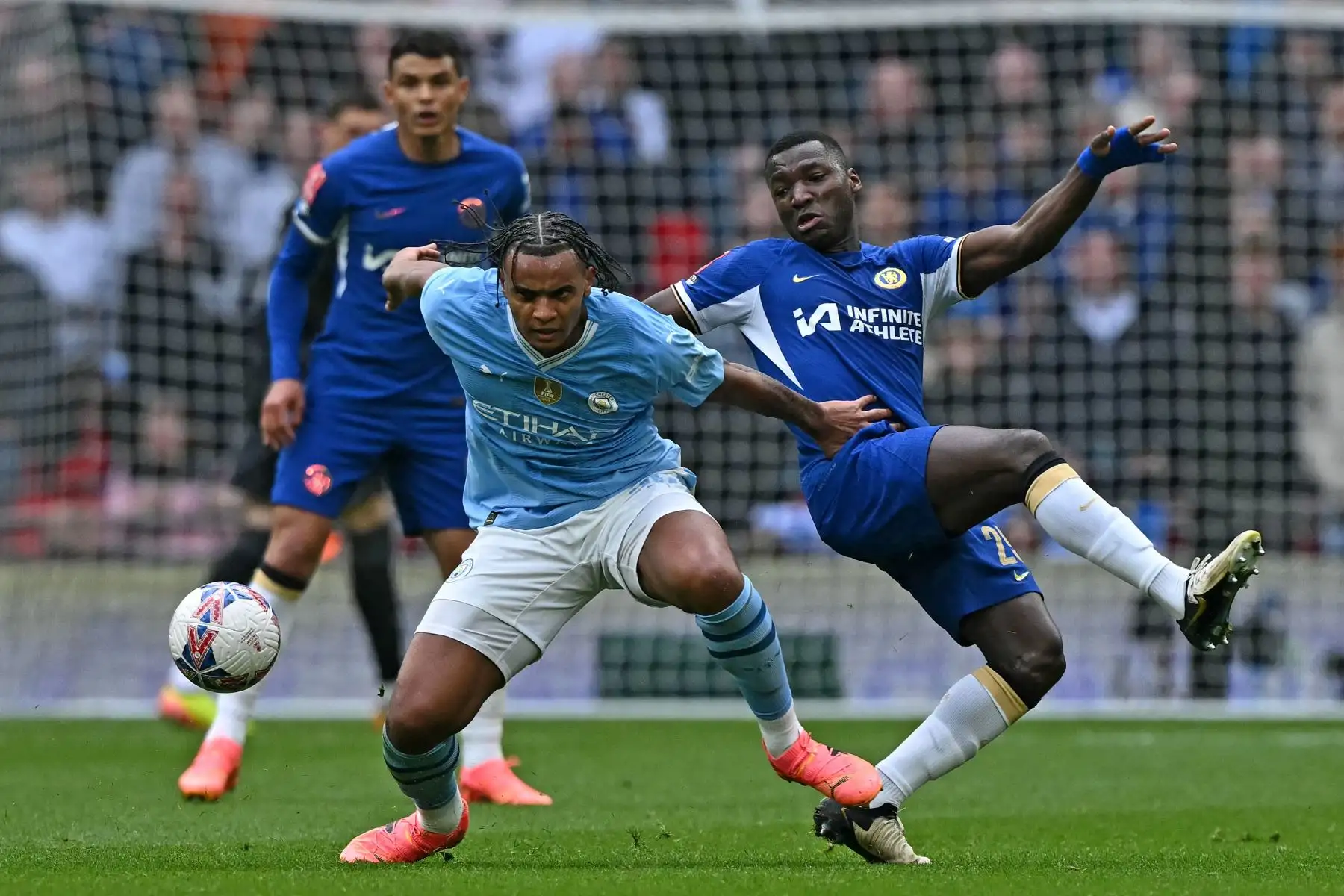 El defensor suizo del Manchester City Manuel Akanji  compite con el mediocampista ecuatoriano del Chelsea Moisés Caicedo, durante el partido de fútbol semifinal de la Copa FA inglesa entre Manchester City y Chelsea. Foto. ANDINA/AFP