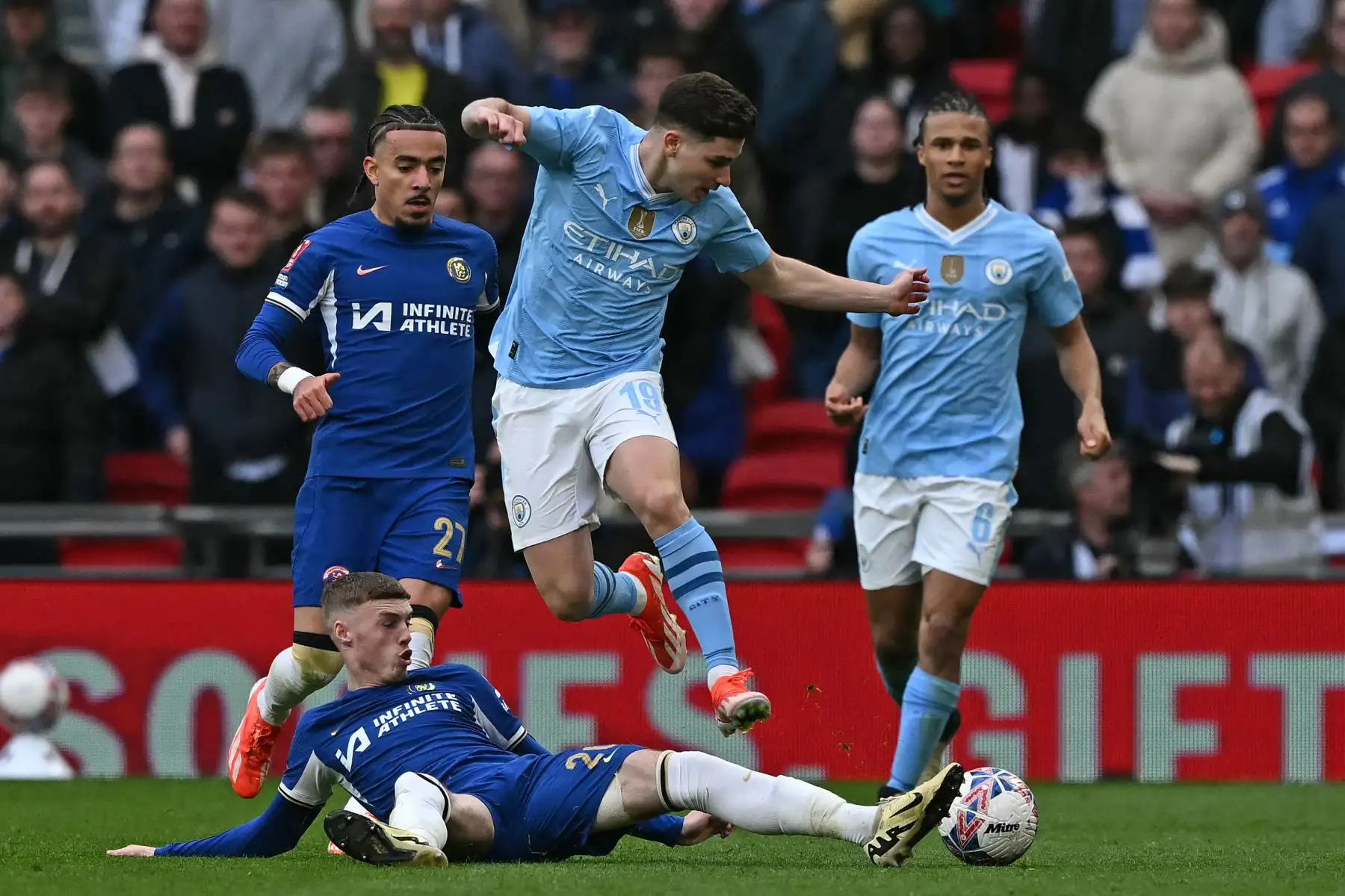 El centrocampista inglés del Chelsea Cole Palmer se enfrenta al delantero argentino del Manchester City Julian Alvarez durante el partido de fútbol semifinal de la Copa FA inglesa entre Manchester City y Chelsea. Foto: ANDINA/ AFP