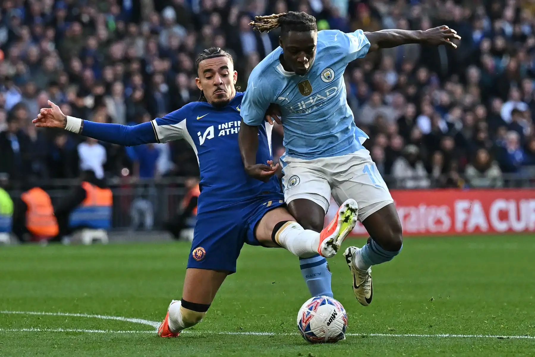 El defensor francés del Chelsea Malo Gusto compite con el mediocampista belga del Manchester City Jeremy Doku durante el partido de fútbol semifinal de la Copa FA inglesa entre Manchester City y Chelsea.
 Foto: ANDINA/ AFP