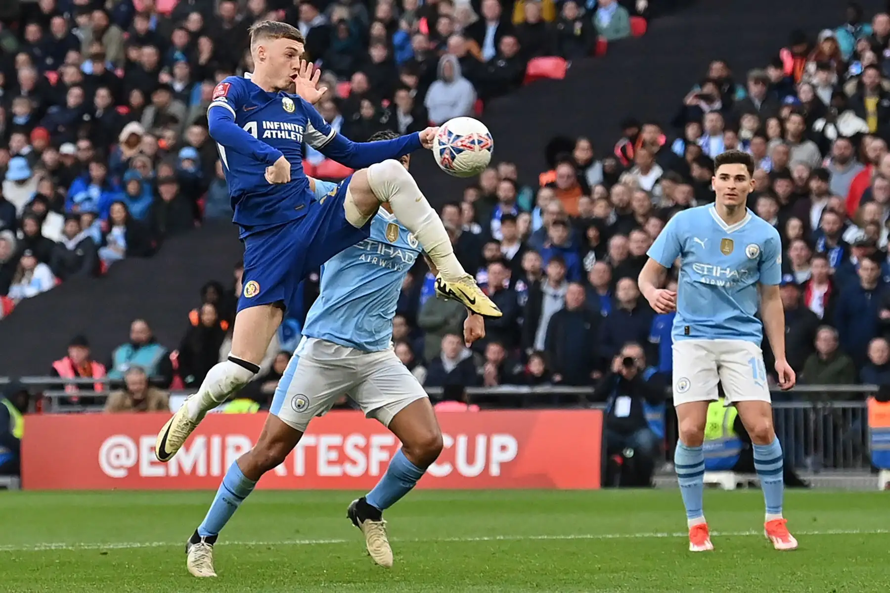 El centrocampista inglés del Chelsea  Cole Palmer tiene un disparo fallido durante el partido de fútbol semifinal de la Copa FA inglesa entre Manchester City y Chelsea. 
Foto: ANDINA/AFP