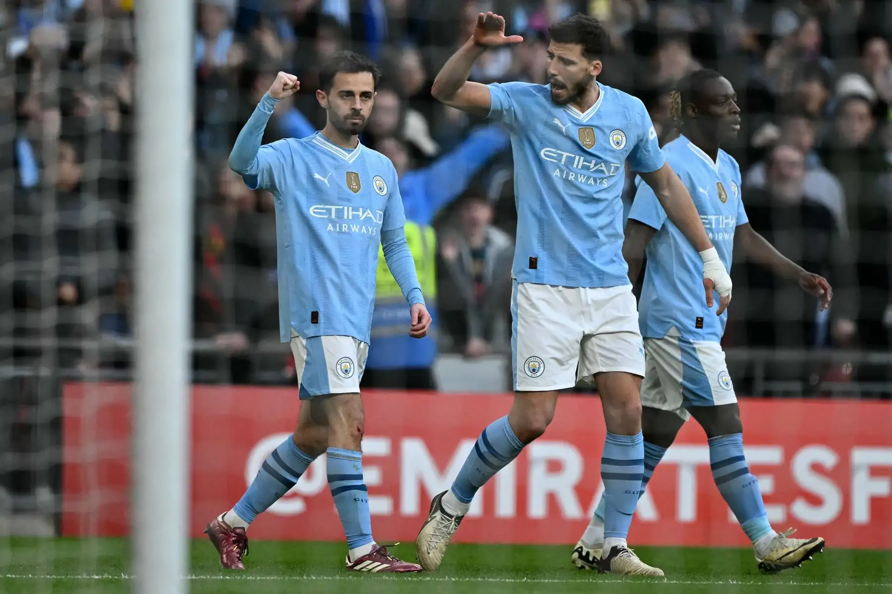 El centrocampista portugués del Manchester City  Bernardo Silva celebra después de marcar el gol inicial del partido de fútbol semifinal de la Copa FA inglesa entre Manchester City y Chelsea. 
Foto: ANDINA/ AFP