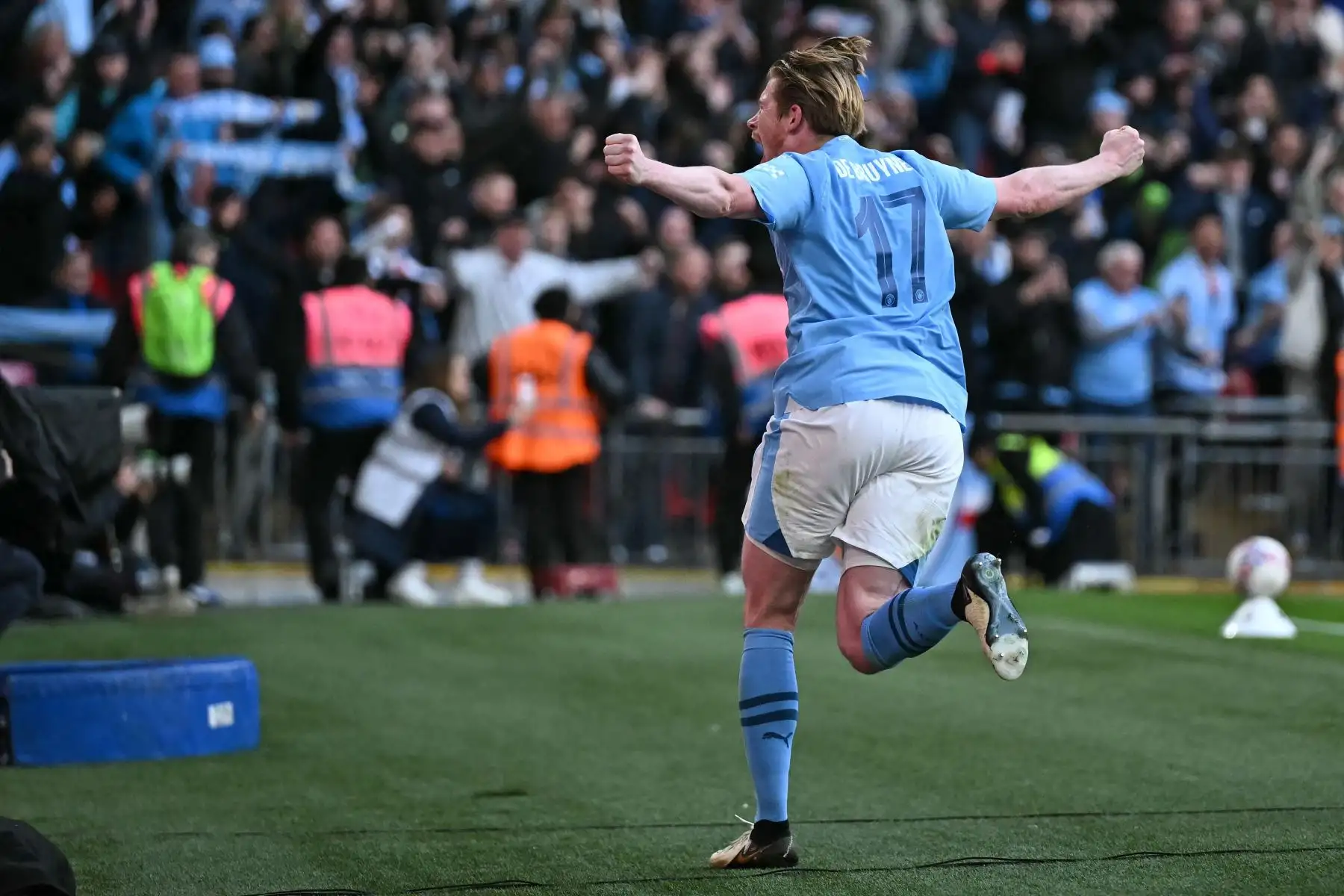 El centrocampista belga del Manchester City Kevin De Bruyne celebra después de jugar el pase para que el centrocampista portugués del Manchester City Bernardo Silva anotara el gol inicial durante el partido de fútbol semifinal de la Copa FA inglesa entre Manchester City y Chelsea. Foto: ANDINA/AFP