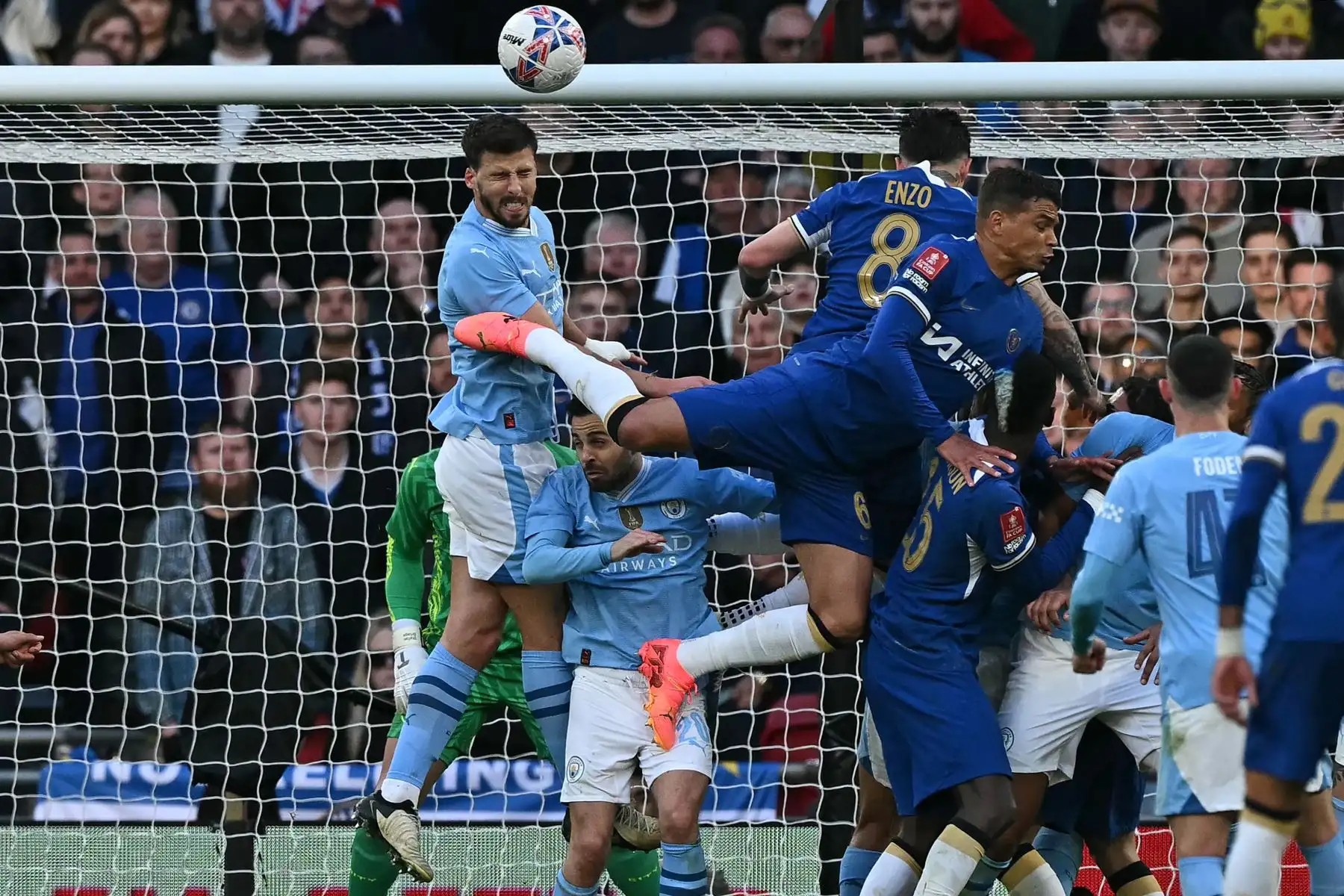 El defensor portugués del Manchester City Ruben Dias  encabeza el balón en un tiro de esquina durante el partido de fútbol semifinal de la Copa FA inglesa entre Manchester City y Chelsea.  Foto: ANDINA/AFP