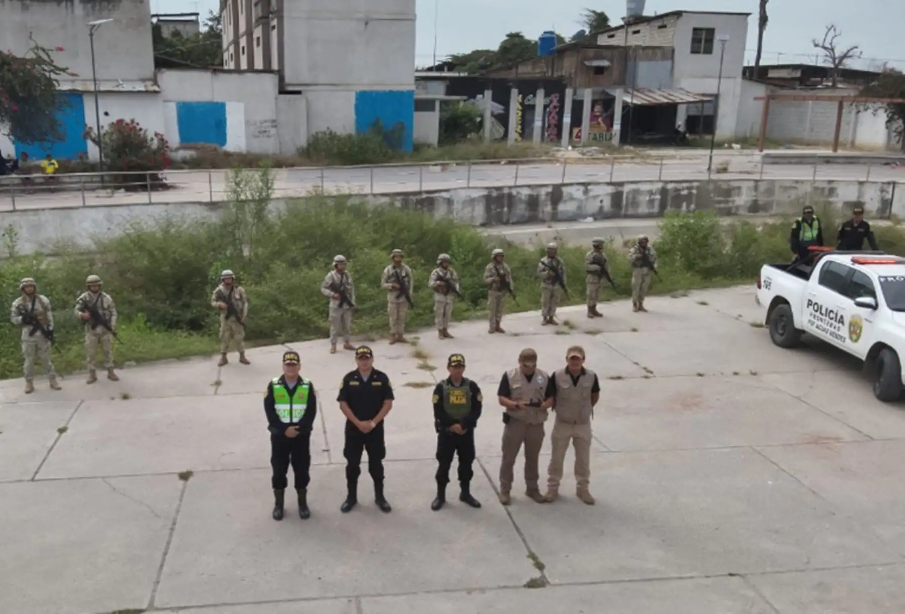 Personal de la Policía Nacional del Perú en Tumbes con miembros del Ejército Peruano realizan vigilancia continua en la línea de frontera norte con personal de los puestos de vigilancia de Matapalo, La Palma, Lechugal, Pueblo Nuevo, Quebrada Seca, con operativos que eviten el ingreso ilegal de indocumentados desde Ecuador.