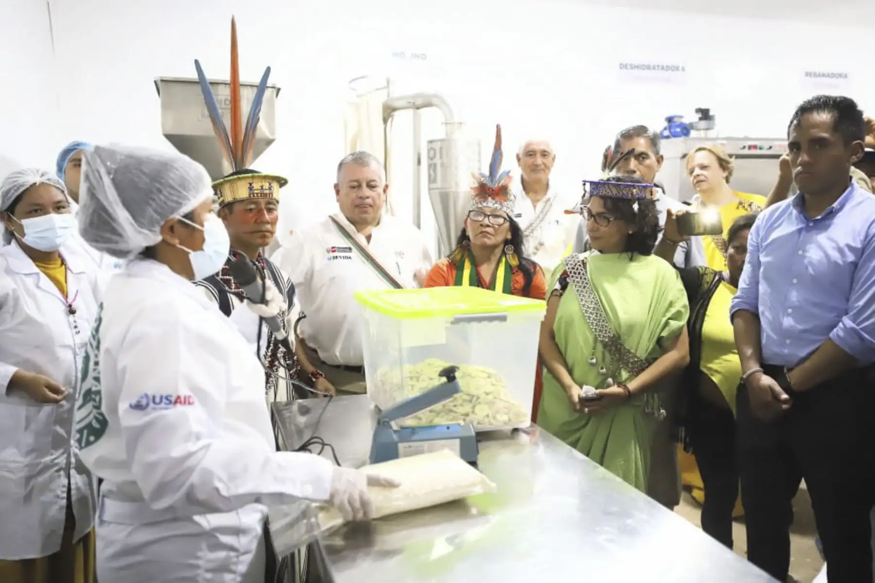 En Puerto Bermúdez, región Pasco, Leslie Urteaga inauguró una planta de harina de plátano y la I Feria Gastronómica y Artesanal, en el marco del empoderamiento de la mujer indígena de la localidad. Foto: Mincul