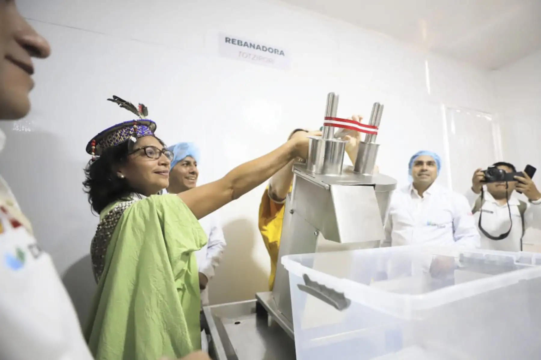 En Puerto Bermúdez, región Pasco, Leslie Urteaga inauguró una planta de harina de plátano y la I Feria Gastronómica y Artesanal, en el marco del empoderamiento de la mujer indígena de la localidad. Foto: Mincul