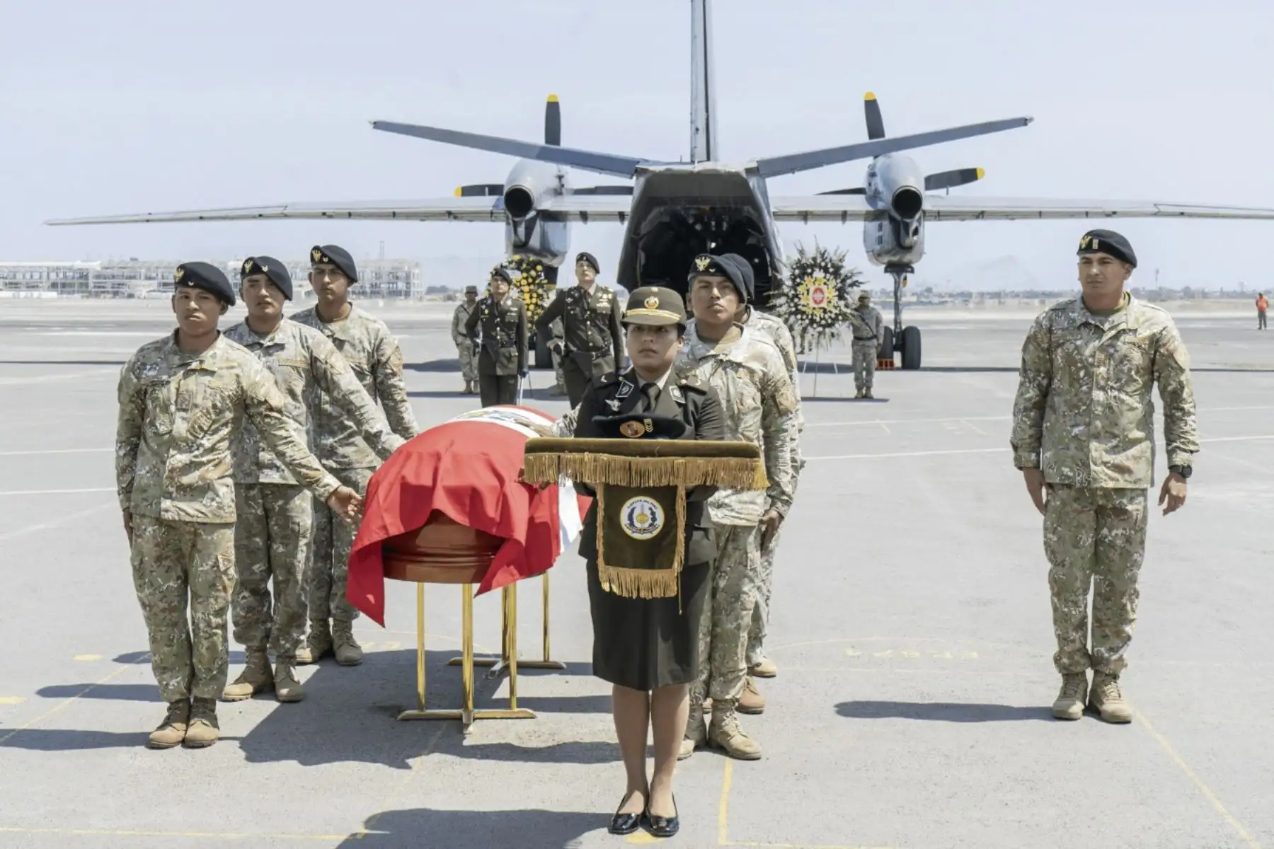 Con honores fúnebres fue despedido el cuerpo del Sargento Primero Reenganchado del Ejército del Perú Josbell Pinche Pezo, en las instalaciones de la Aviación del Ejército, en el Callao, previo a ser trasladado a su tierra natal, en el departamento de San Martín. Foto: DIfusión
