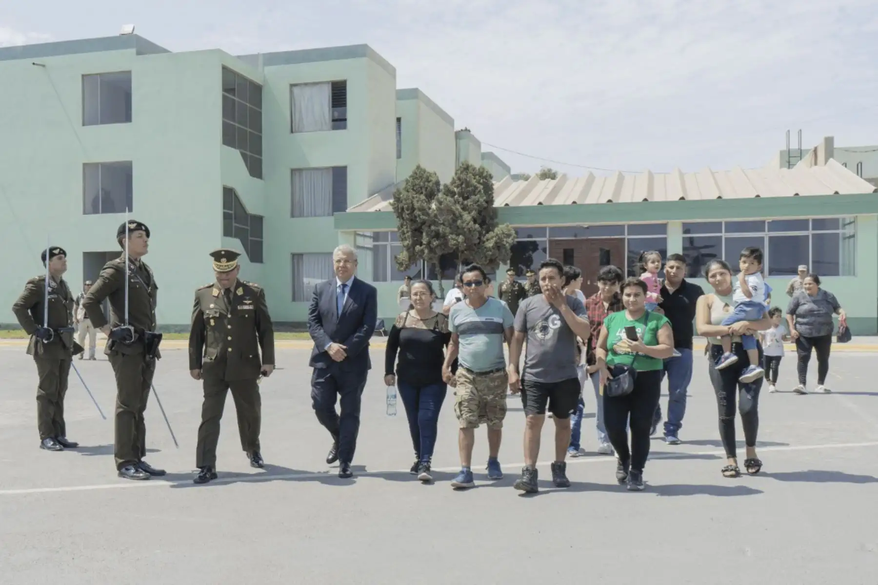 Con honores fúnebres fue despedido el cuerpo del Sargento Primero Reenganchado del Ejército del Perú Josbell Pinche Pezo, en las instalaciones de la Aviación del Ejército, en el Callao, previo a ser trasladado a su tierra natal, en el departamento de San Martín. Foto: DIfusión