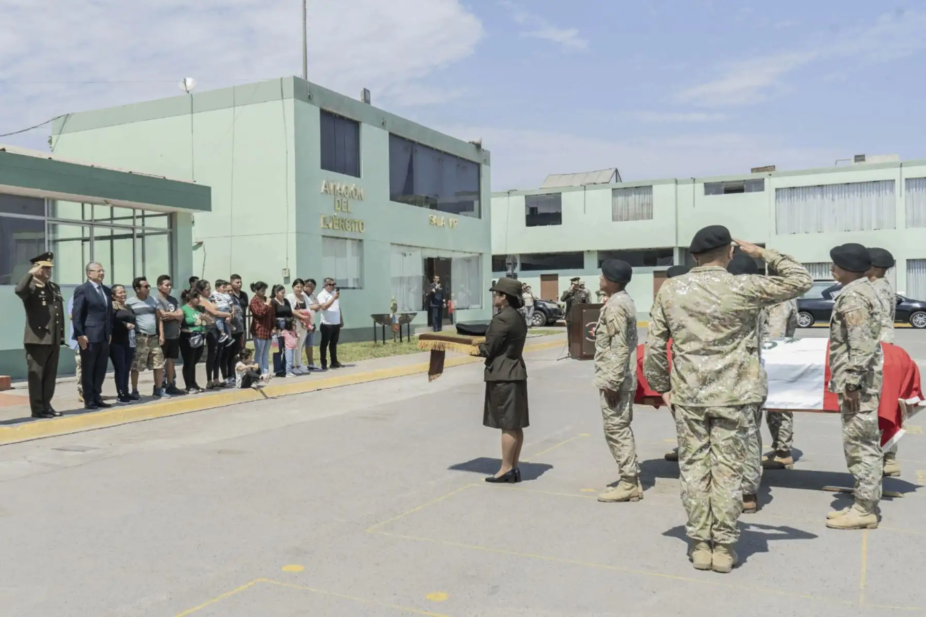 Con honores fúnebres fue despedido el cuerpo del Sargento Primero Reenganchado del Ejército del Perú Josbell Pinche Pezo, en las instalaciones de la Aviación del Ejército, en el Callao, previo a ser trasladado a su tierra natal, en el departamento de San Martín. Foto: DIfusión