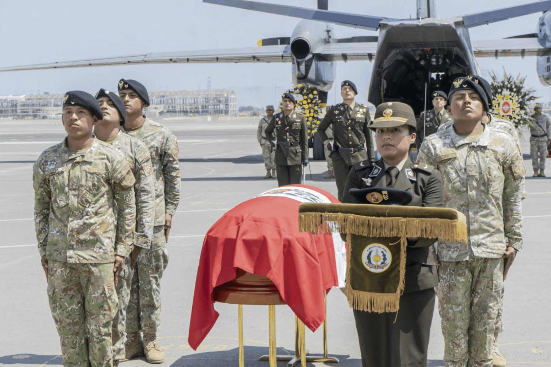 Ceremonia en honor a sargento fallecido tuvo lugar en la sede de la Aviación del Ejército. Foto: ANDINA/difusión.