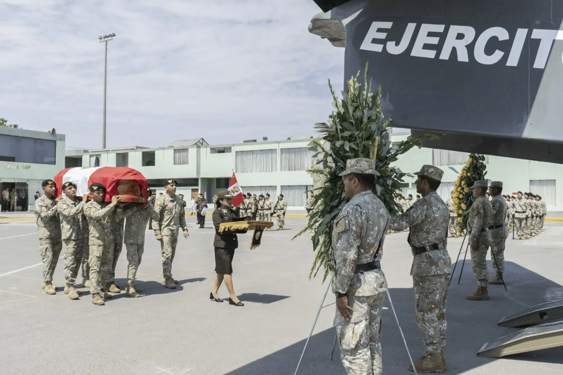 Con honores fúnebres fue despedido el cuerpo del Sargento Primero Reenganchado del Ejército del Perú Josbell Pinche Pezo, en las instalaciones de la Aviación del Ejército, en el Callao, previo a ser trasladado a su tierra natal, en el departamento de San Martín. Foto: DIfusión