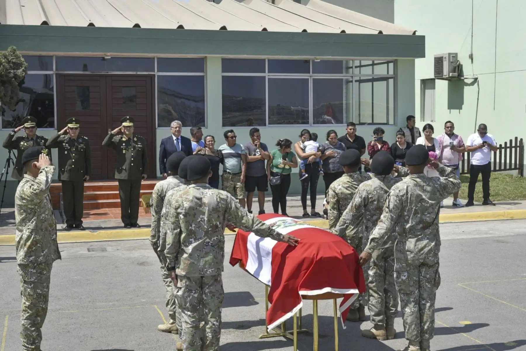 Con honores fúnebres fue despedido el cuerpo del Sargento Primero Reenganchado del Ejército del Perú Josbell Pinche Pezo, en las instalaciones de la Aviación del Ejército, en el Callao, previo a ser trasladado a su tierra natal, en el departamento de San Martín. Foto: DIfusión