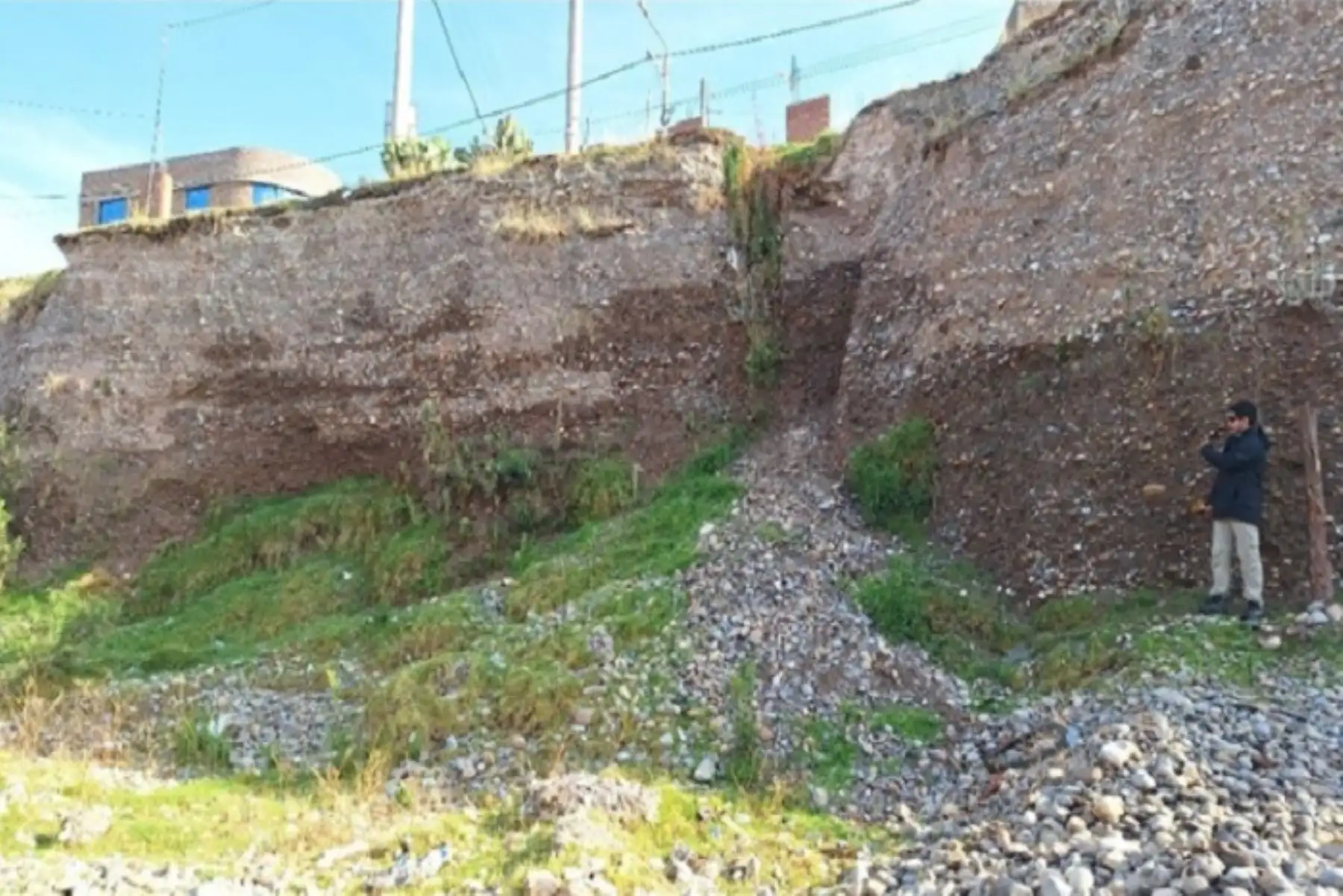 Ingemmet recomienda implementar muro de contención al pie del derrumbe con el fin de evitar futuras reactivaciones y realizar un sistema de drenaje en la parte posterior a las zonas de arranque de los derrumbes,  Foto: Ingemmet.