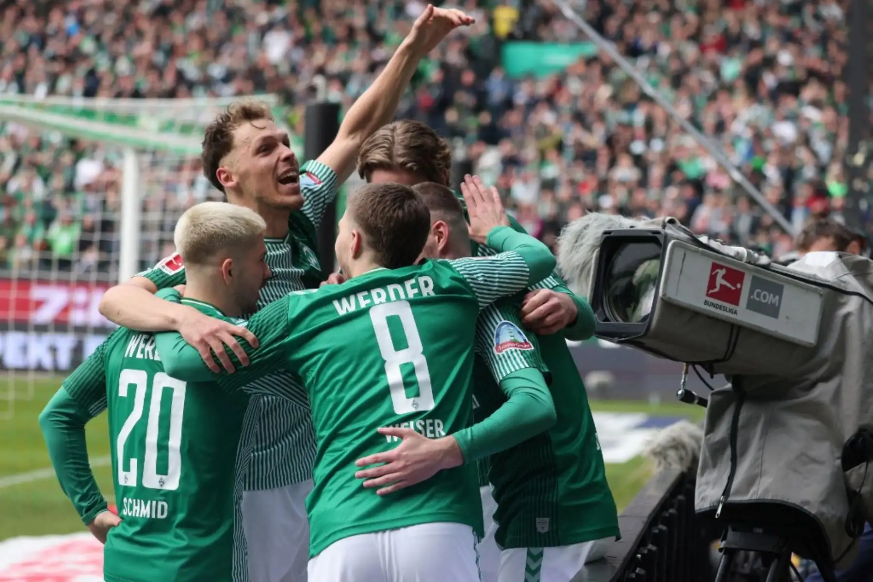 El delantero alemán #07 de Bremen, Marvin Ducksch (R), celebra marcar el segundo gol de su equipo 2:0 con sus compañeros durante el partido de fútbol de la primera división alemana de la Bundesliga entre Werder Bremen y VfB Stuttgart en Bremen, noroeste de Alemania, el 21 de abril de 2024. Foto: AFP