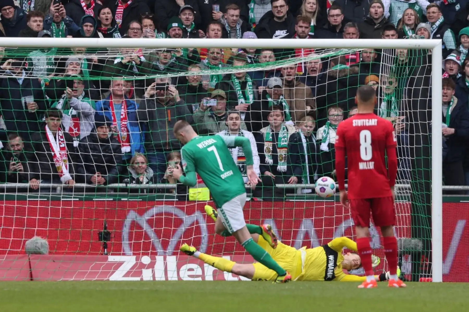 El delantero alemán #07 de Bremen, Marvin Ducksch, dispara desde el punto de penalti para marcar el primer gol de su equipo durante el partido de fútbol de la primera división alemana de la Bundesliga entre Werder Bremen y VfB Stuttgart en Bremen, noroeste de Alemania, el 21 de abril de 2024. Foto: AFP