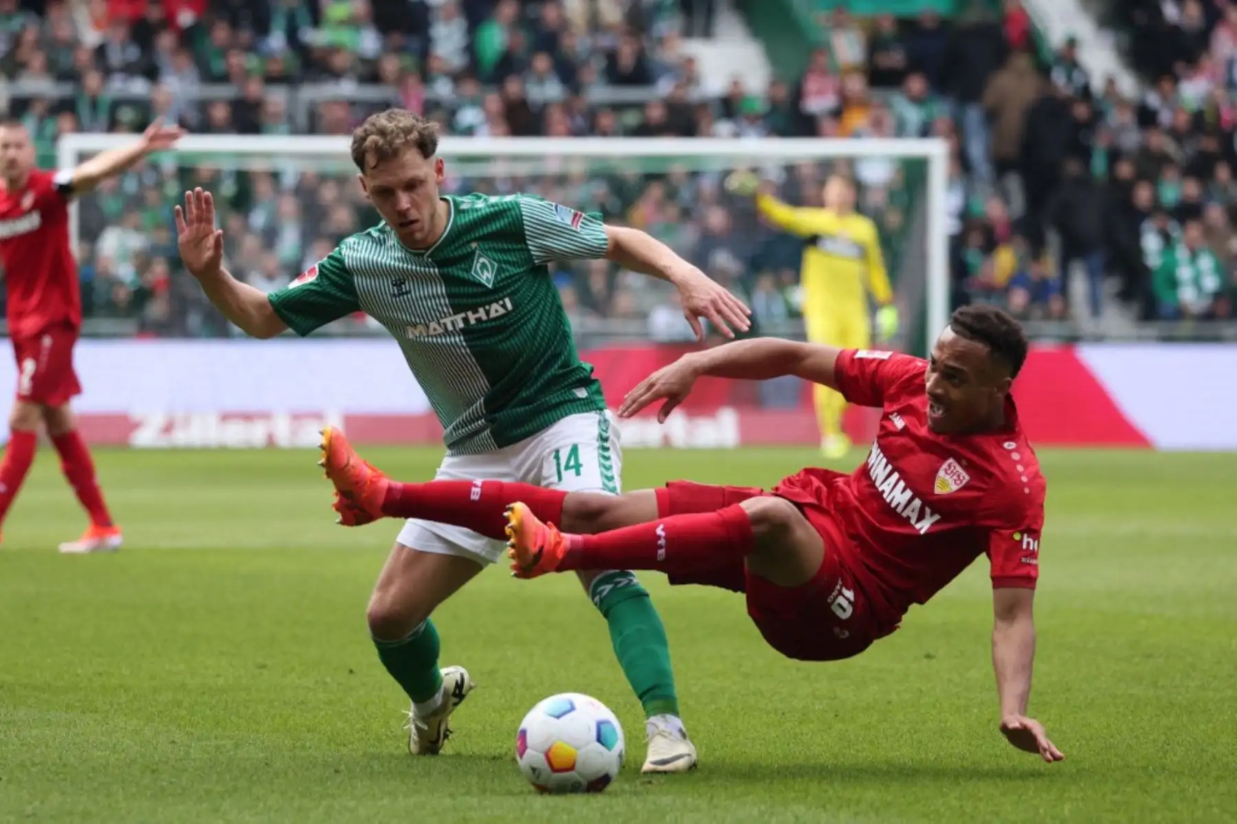 El centrocampista belga #14 de Bremen, Senne Lynen, y el delantero alemán #18 de Stuttgart, Jamie Leweling, compiten por el balón durante el partido de fútbol de la primera división alemana de la Bundesliga entre Werder Bremen y VfB Stuttgart en Bremen, noroeste de Alemania, el 21 de abril de 2024. Foto: AFP