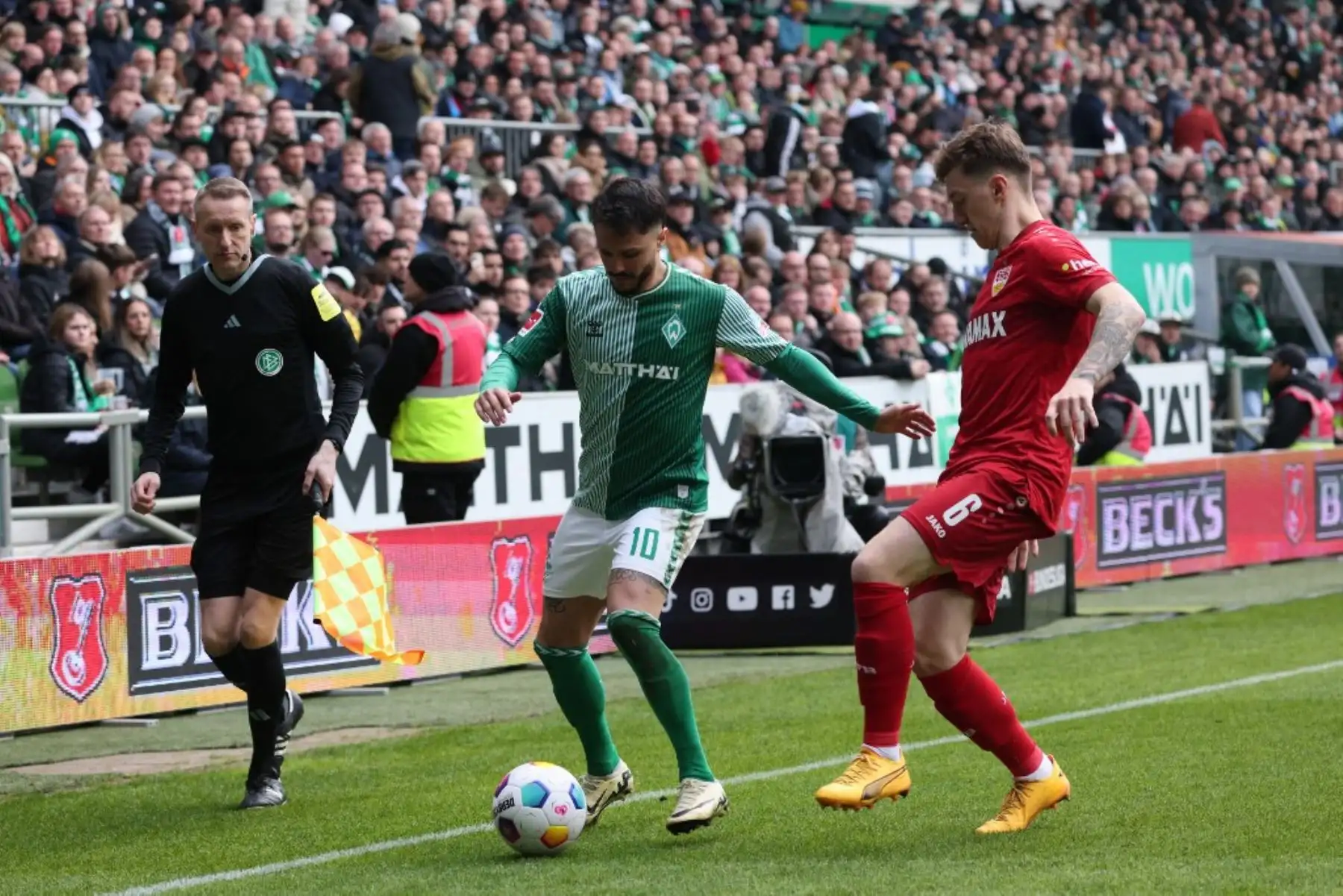 El centrocampista alemán #10 de Bremen, Leonardo Bittencourt, y el centrocampista alemán #06 de Stuttgart, Angelo Stiller, compiten por el balón durante el partido de fútbol de la primera división alemana de la Bundesliga entre Werder Bremen y VfB Stuttgart en Bremen, noroeste de Alemania, el 21 de abril de 2024. Foto: AFP