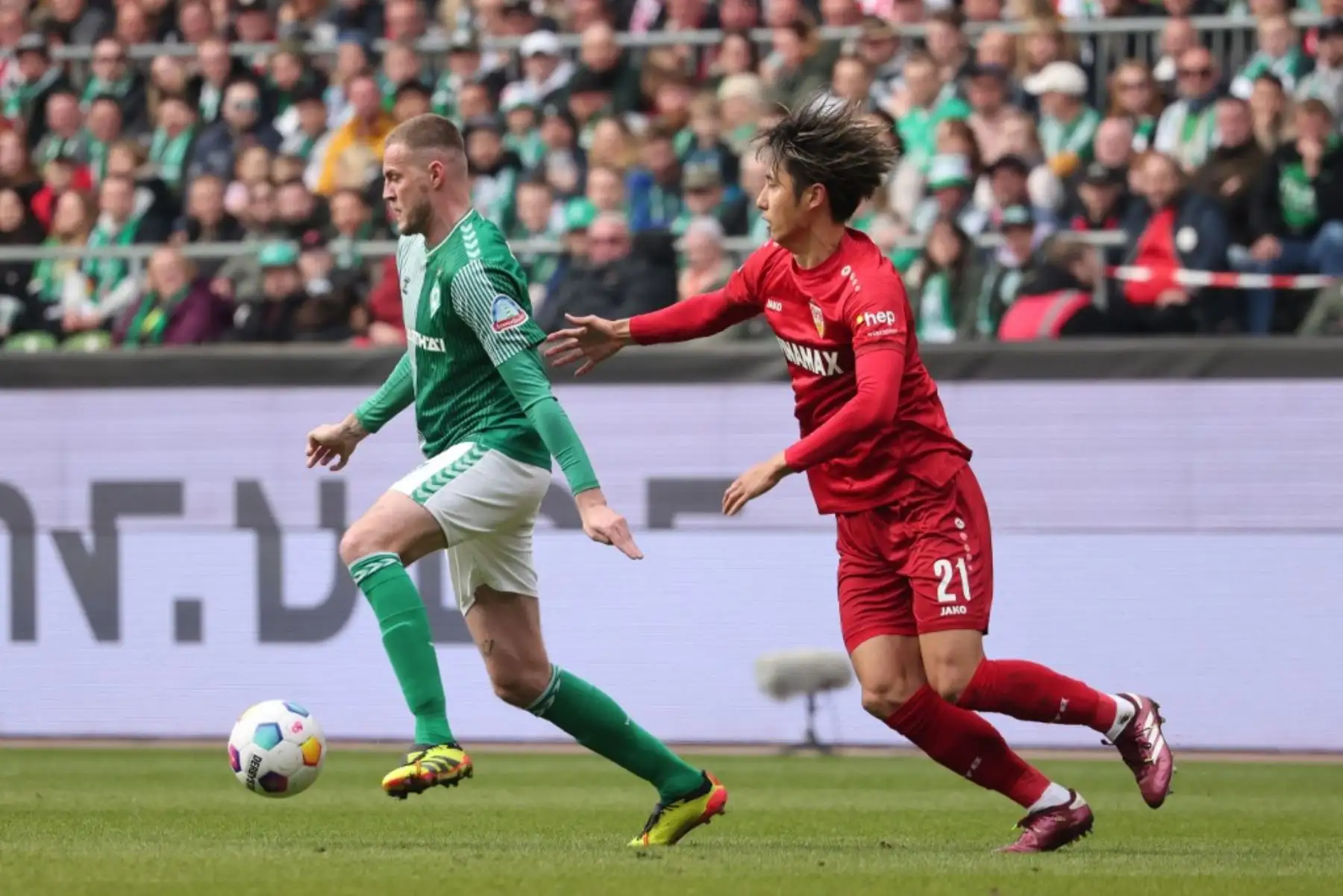 El delantero alemán de Bremen #07 Marvin Ducksch y el defensor japonés de Stuttgart #21 Hiroki Ito compiten por el balón durante el partido de fútbol de la primera división alemana de la Bundesliga entre Werder Bremen y VfB Stuttgart en Bremen, noroeste de Alemania, el 21 de abril de 2024. Foto: AFP