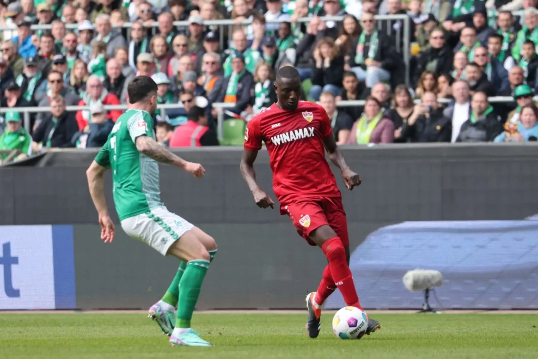 El defensor alemán de Bremen #03 Anthony Jung y el delantero guineano de Stuttgart #09 Serhou Guirassy compiten por el balón durante el partido de fútbol de la primera división alemana de la Bundesliga entre Werder Bremen y VfB Stuttgart en Bremen, noroeste de Alemania, el 21 de abril de 2024. Foto: AFP