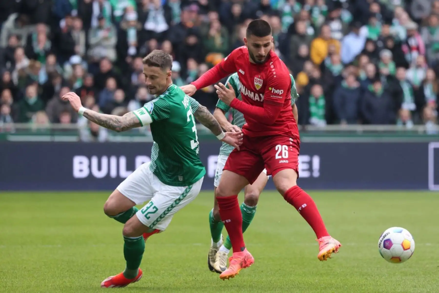 El defensor austriaco de Bremen #32 Marco Friedl y el delantero alemán de Stuttgart #26 Deniz Undav compiten por el balón durante el partido de fútbol de la primera división alemana de la Bundesliga entre Werder Bremen y VfB Stuttgart en Bremen, noroeste de Alemania, el 21 de abril de 2024. Foto: AFP