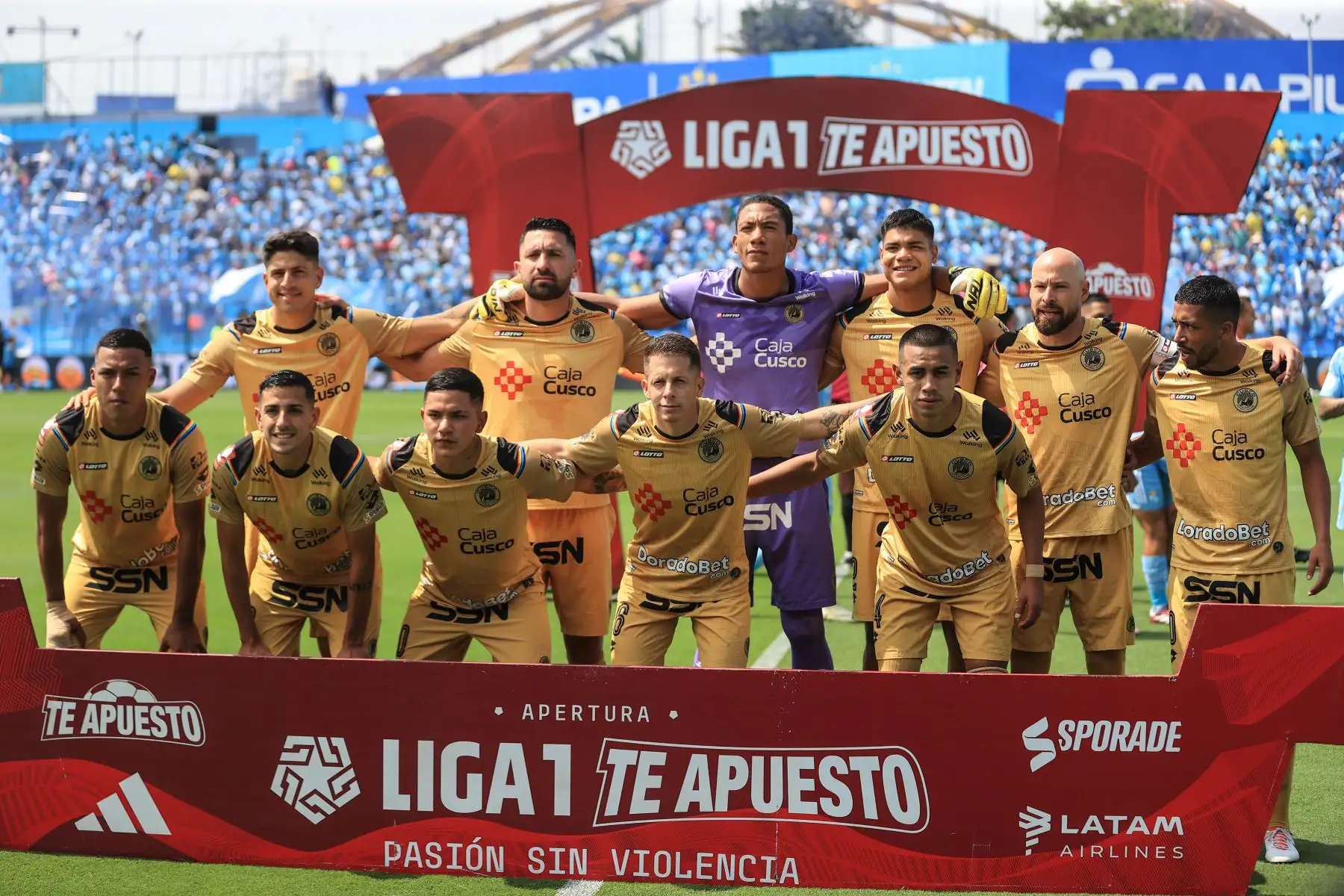 Hinchas de Sporting Cristal alientan a su equipo en el estadio Alberto Gallardo, previo al encuentro del cuadro rimense ante Cusco FC por el Torneo Apertura. Foto: ANDINA/Jhonel Rodríguez Robles