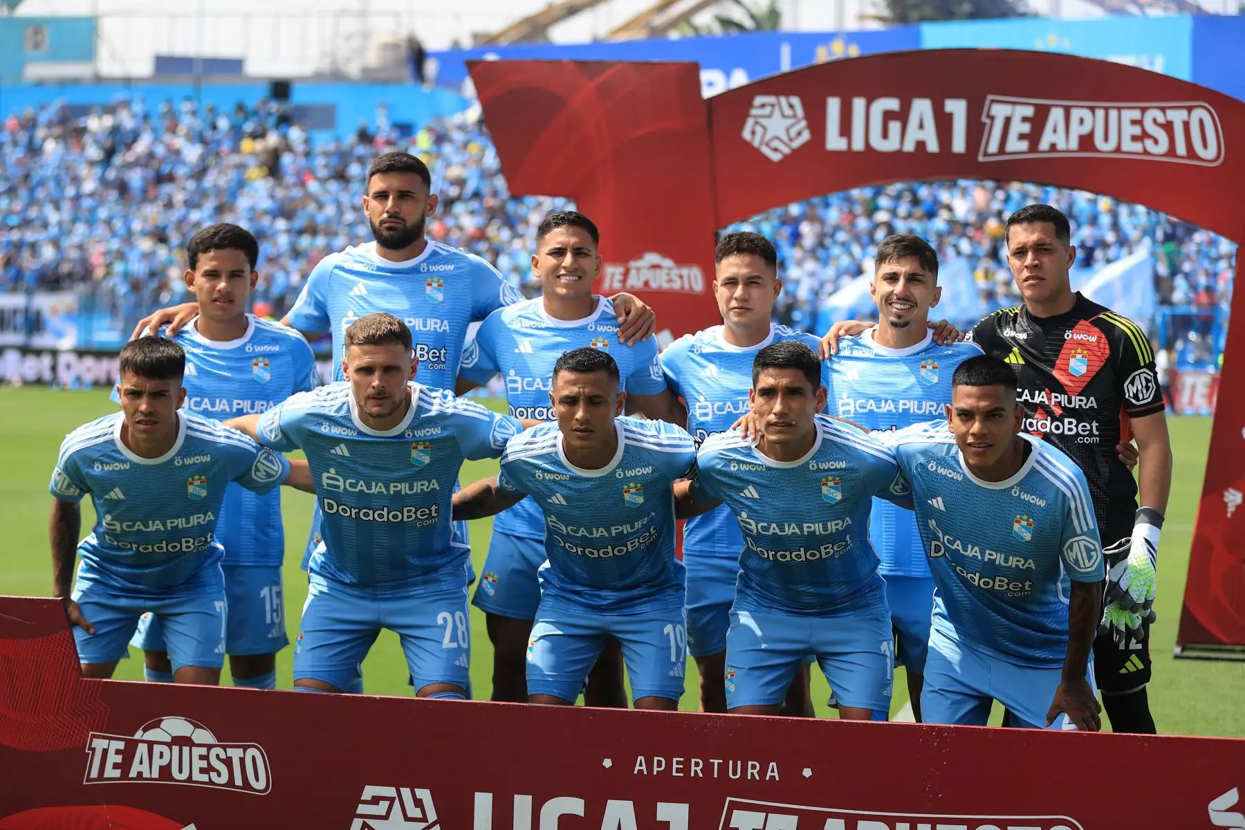 Hinchas de Sporting Cristal alientan a su equipo en el estadio Alberto Gallardo, previo al encuentro del cuadro rimense ante Cusco FC por el Torneo Apertura. Foto: ANDINA/Jhonel Rodríguez Robles