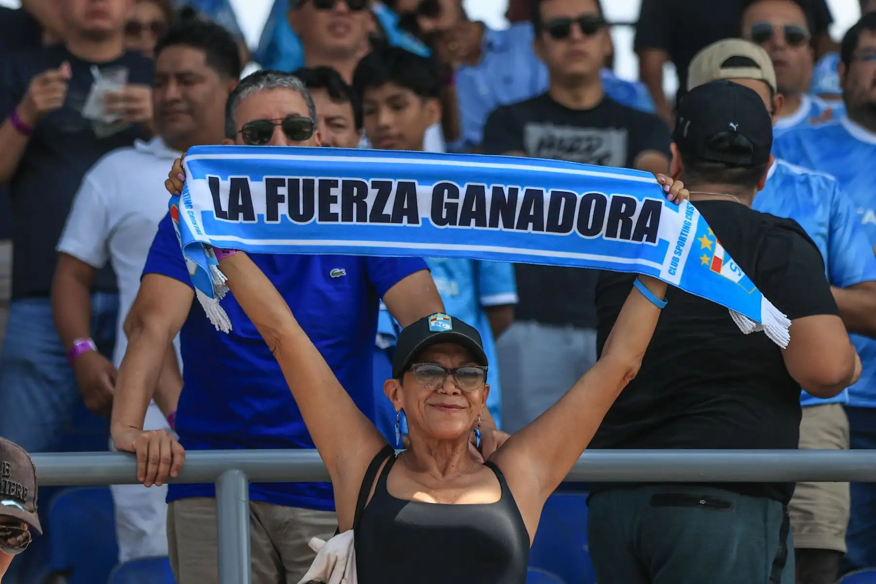 Hinchas de Sporting Cristal alientan a su equipo en el estadio Alberto Gallardo, previo al encuentro del cuadro rimense ante Cusco FC por el Torneo Apertura. Foto: ANDINA/Jhonel Rodríguez Robles