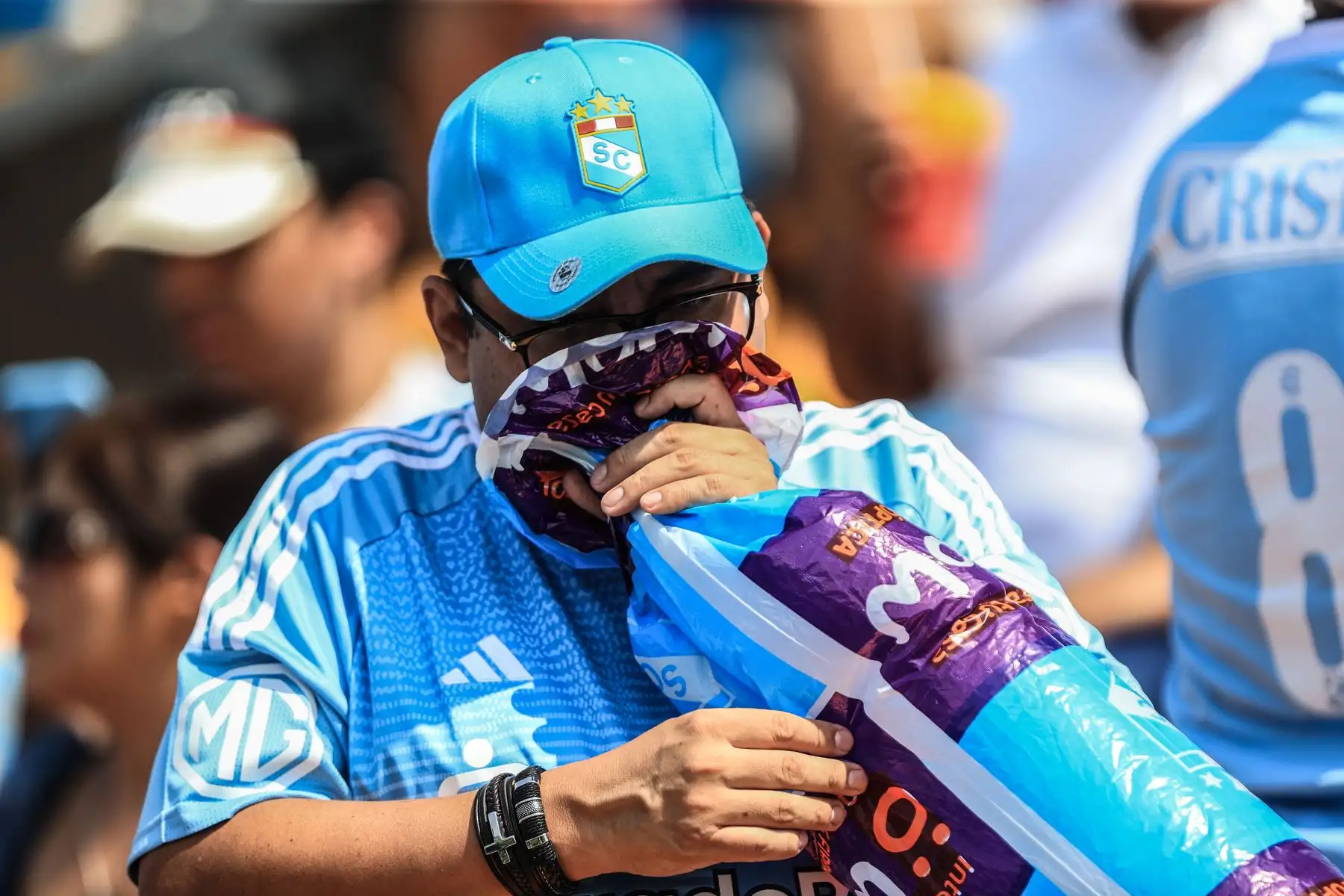 Hinchas de Sporting Cristal alientan a su equipo en el estadio Alberto Gallardo, previo al encuentro del cuadro rimense ante Cusco FC por el Torneo Apertura. Foto: ANDINA/Jhonel Rodríguez Robles