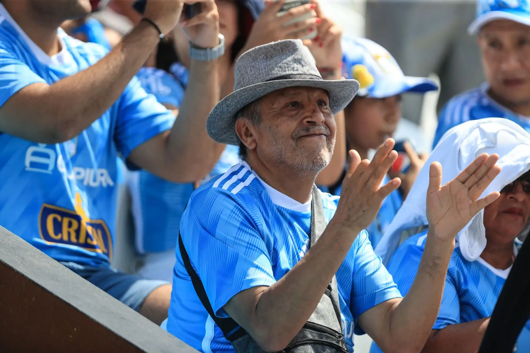 Hinchas de Sporting Cristal alientan a su equipo en el estadio Alberto Gallardo, previo al encuentro del cuadro rimense ante Cusco FC por el Torneo Apertura. Foto: ANDINA/Jhonel Rodríguez Robles