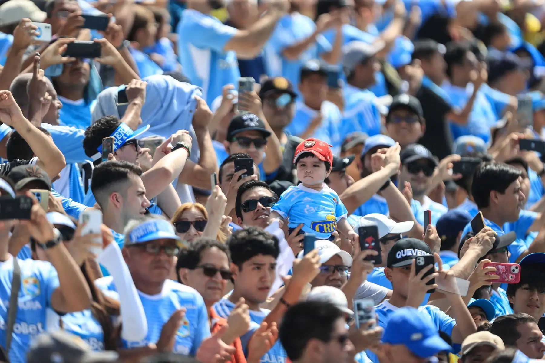 Hinchas de Sporting Cristal alientan a su equipo en el estadio Alberto Gallardo, previo al encuentro del cuadro rimense ante Cusco FC por el Torneo Apertura. Foto: ANDINA/Jhonel Rodríguez Robles