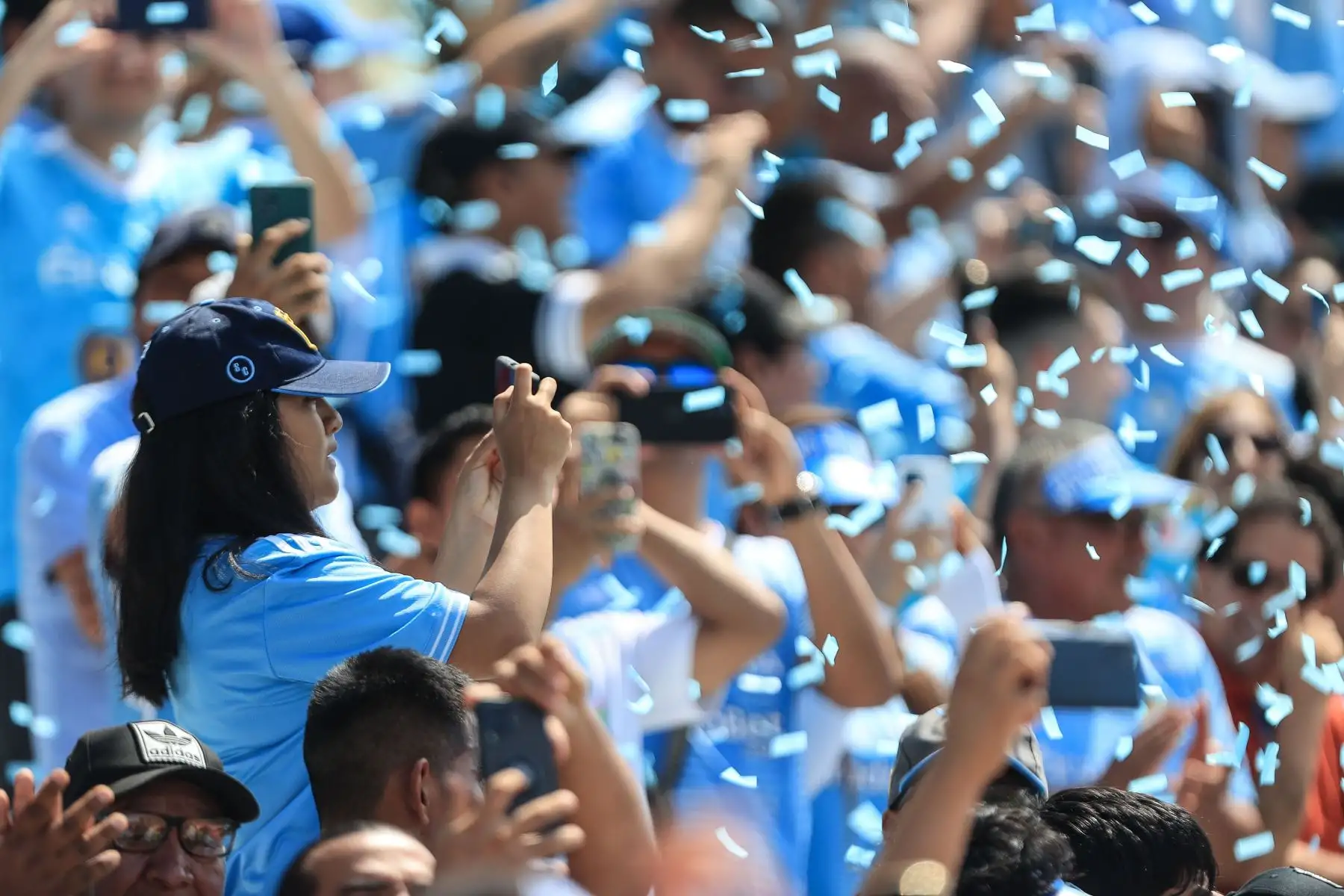 Hinchas de Sporting Cristal alientan a su equipo en el estadio Alberto Gallardo, previo al encuentro del cuadro rimense ante Cusco FC por el Torneo Apertura. Foto: ANDINA/Jhonel Rodríguez Robles
