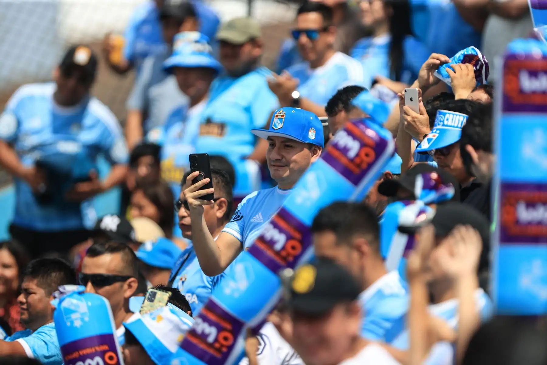 Hinchas de Sporting Cristal alientan a su equipo en el estadio Alberto Gallardo, previo al encuentro del cuadro rimense ante Cusco FC por el Torneo Apertura. Foto: ANDINA/Jhonel Rodríguez Robles